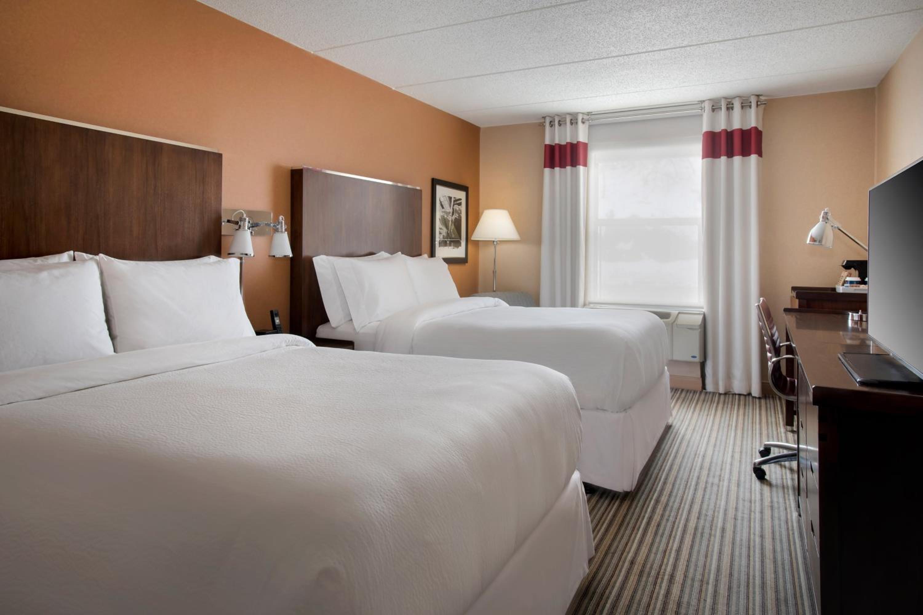 Quadruple Room with Two Queen Beds - Non Smoking - Photo 3