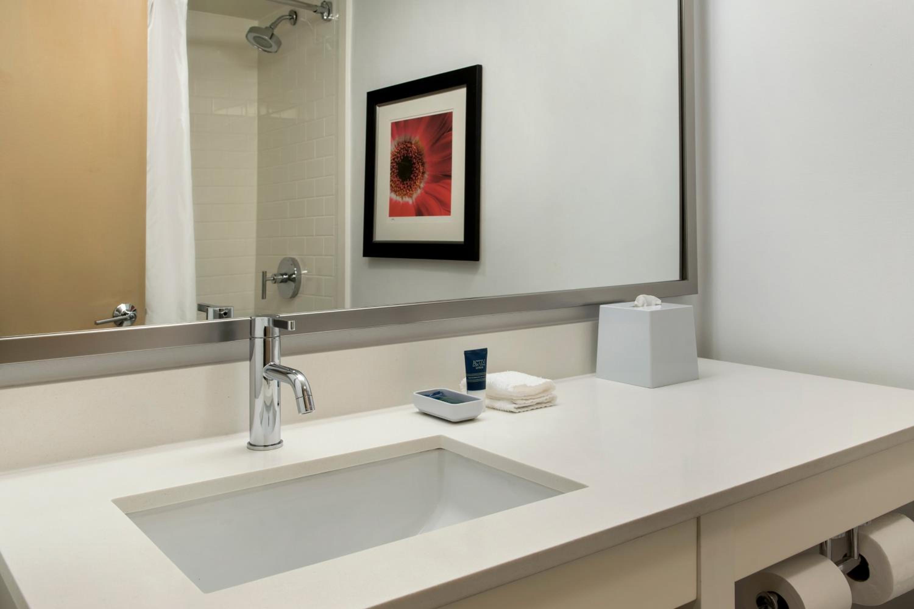 King Room with Roll-In Shower - Disability Access/Non Smoking - Photo 3