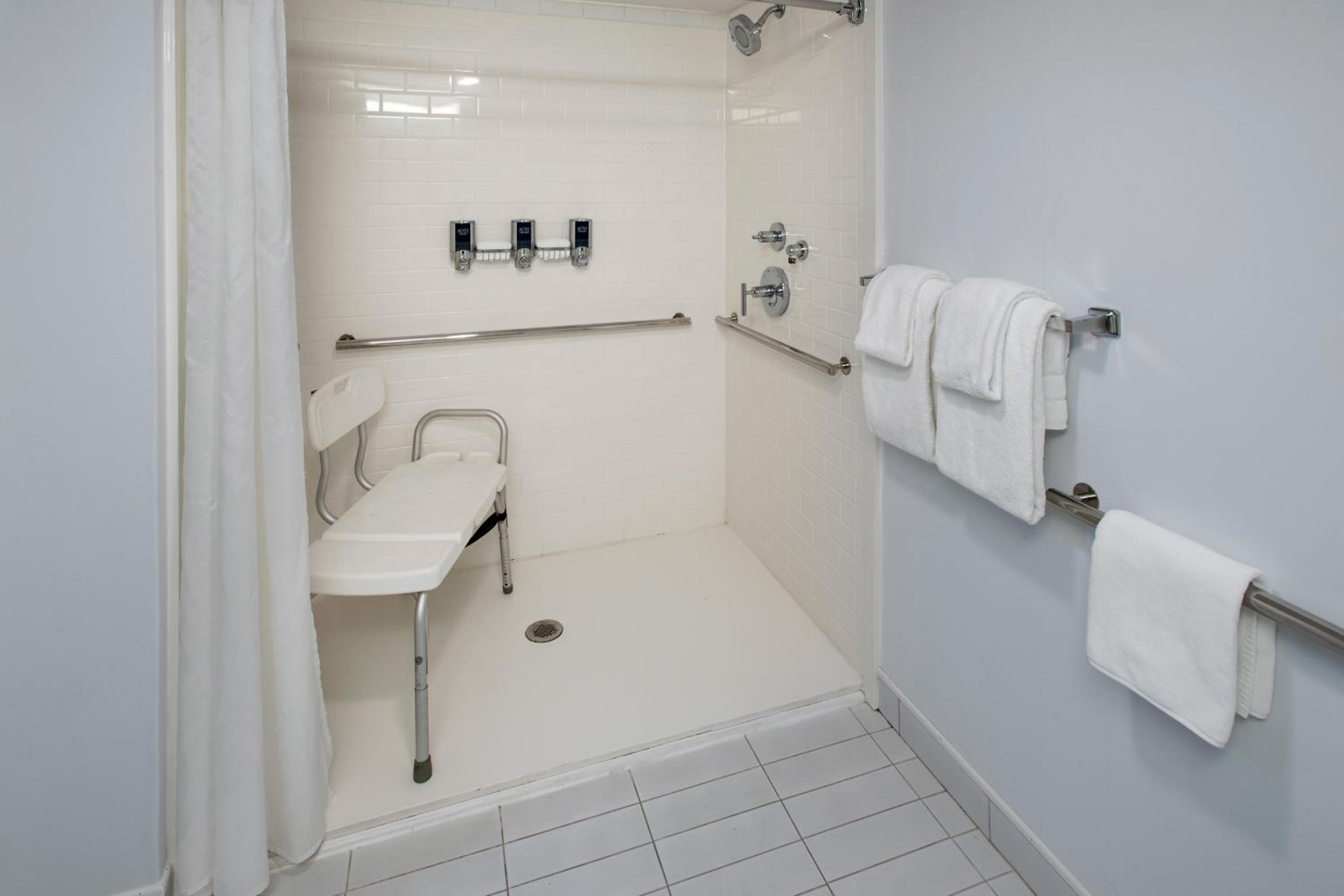 King Room with Roll-In Shower - Disability Access/Non Smoking - Photo 4
