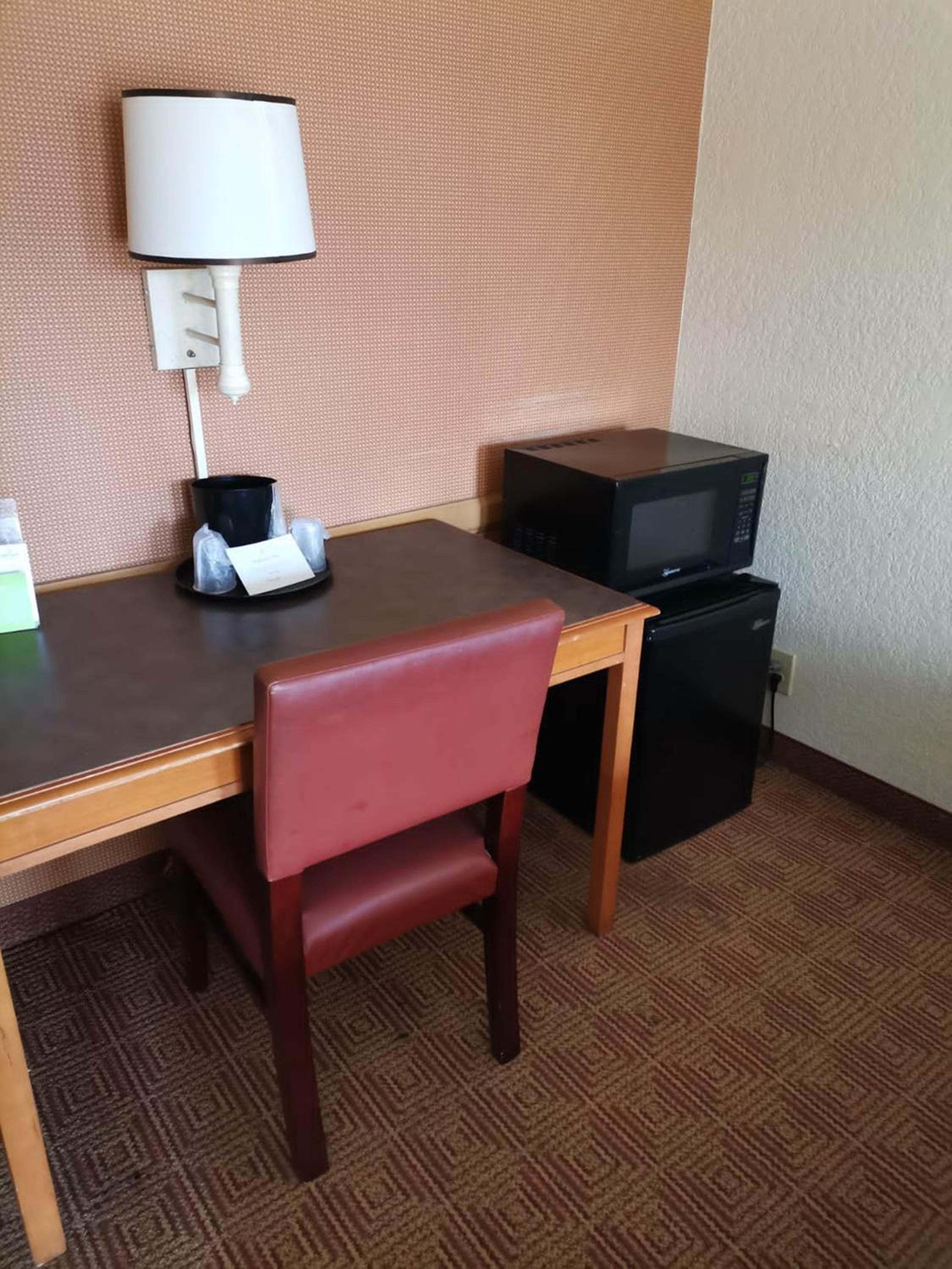 King Room With Bath Tub - Mobility Accessible/Non-Smoking