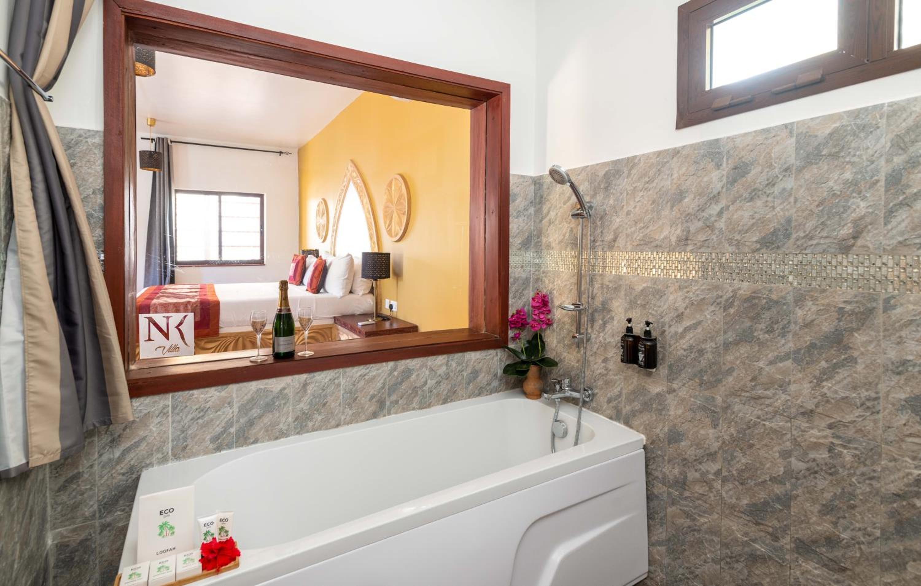 Deluxe Suite With Spa Bath