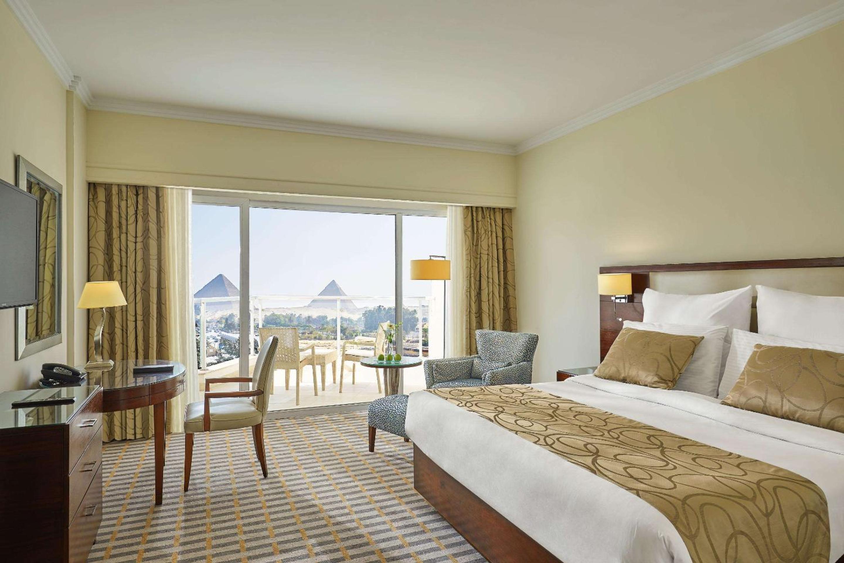 Deluxe Room With Pyramid View thumbnail 5