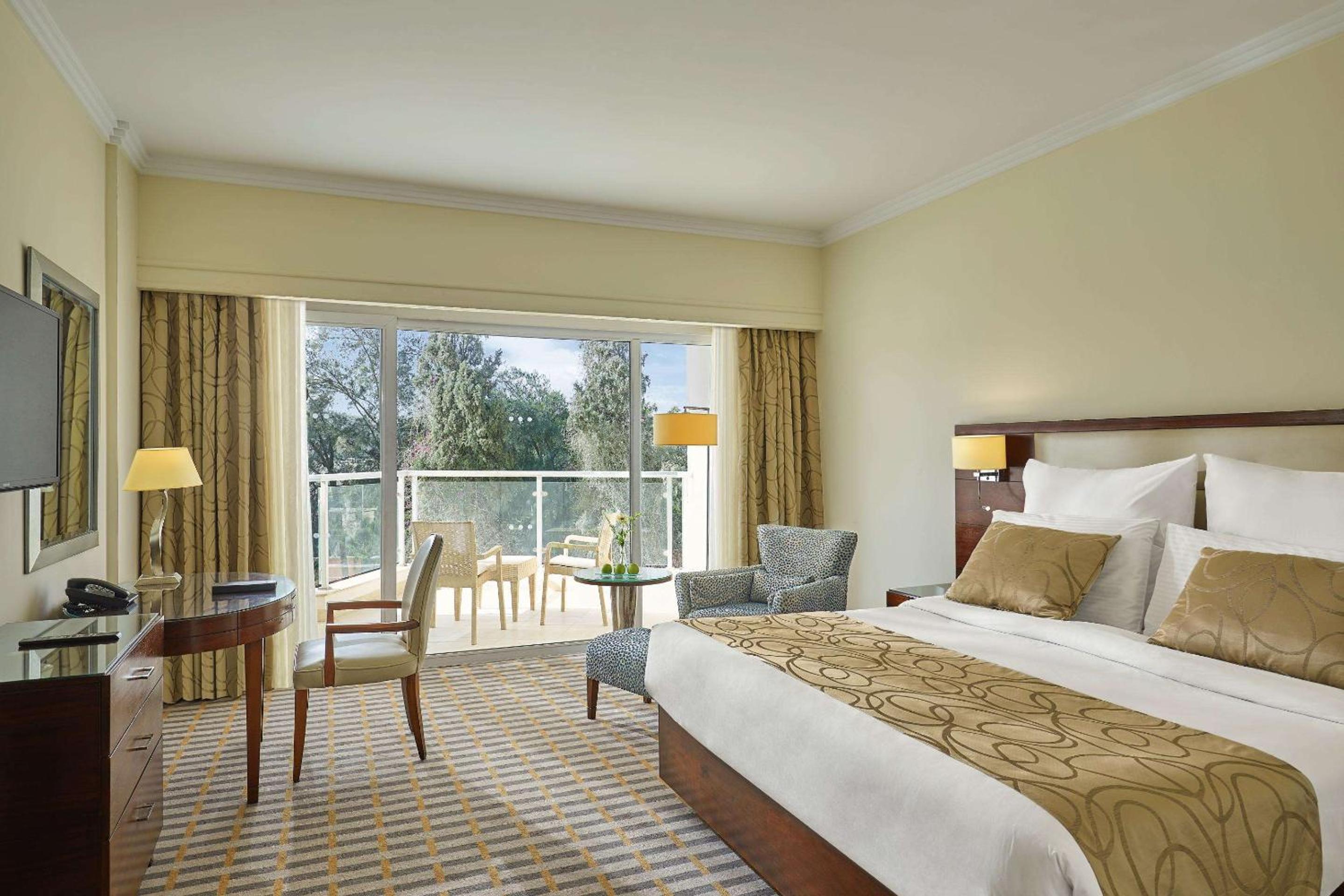 Deluxe Room Side Pyramids View
