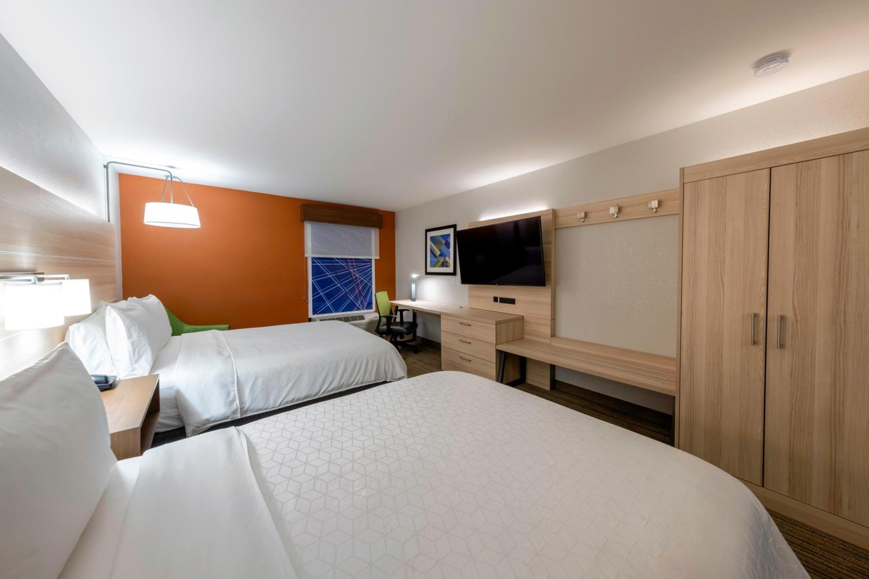 Standard Double Room with Two Double Beds and Accessible Tub - Mobility Access - Photo 2