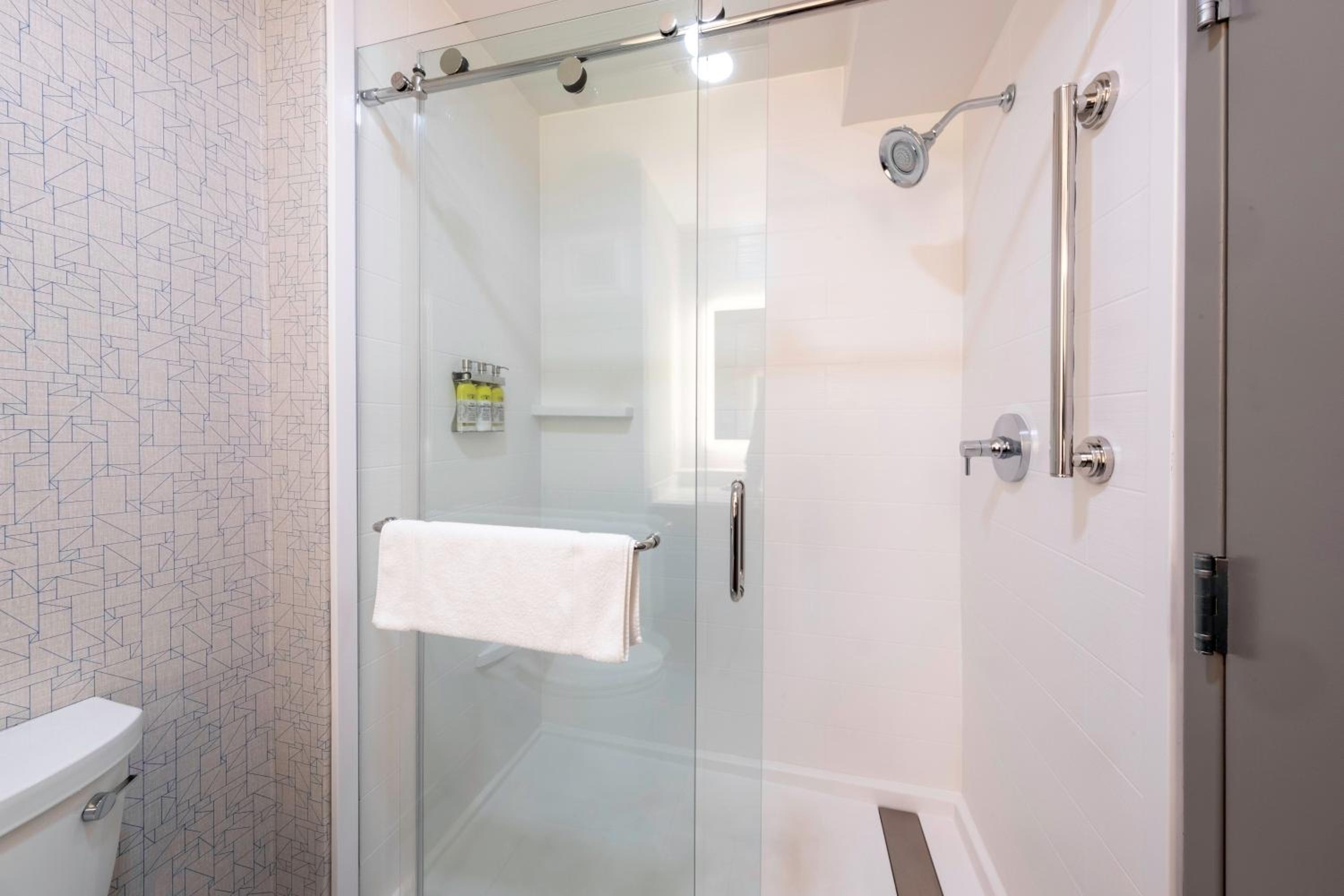 Standard Double Room with Two Double Beds and Accessible Tub - Mobility Access - Photo 4