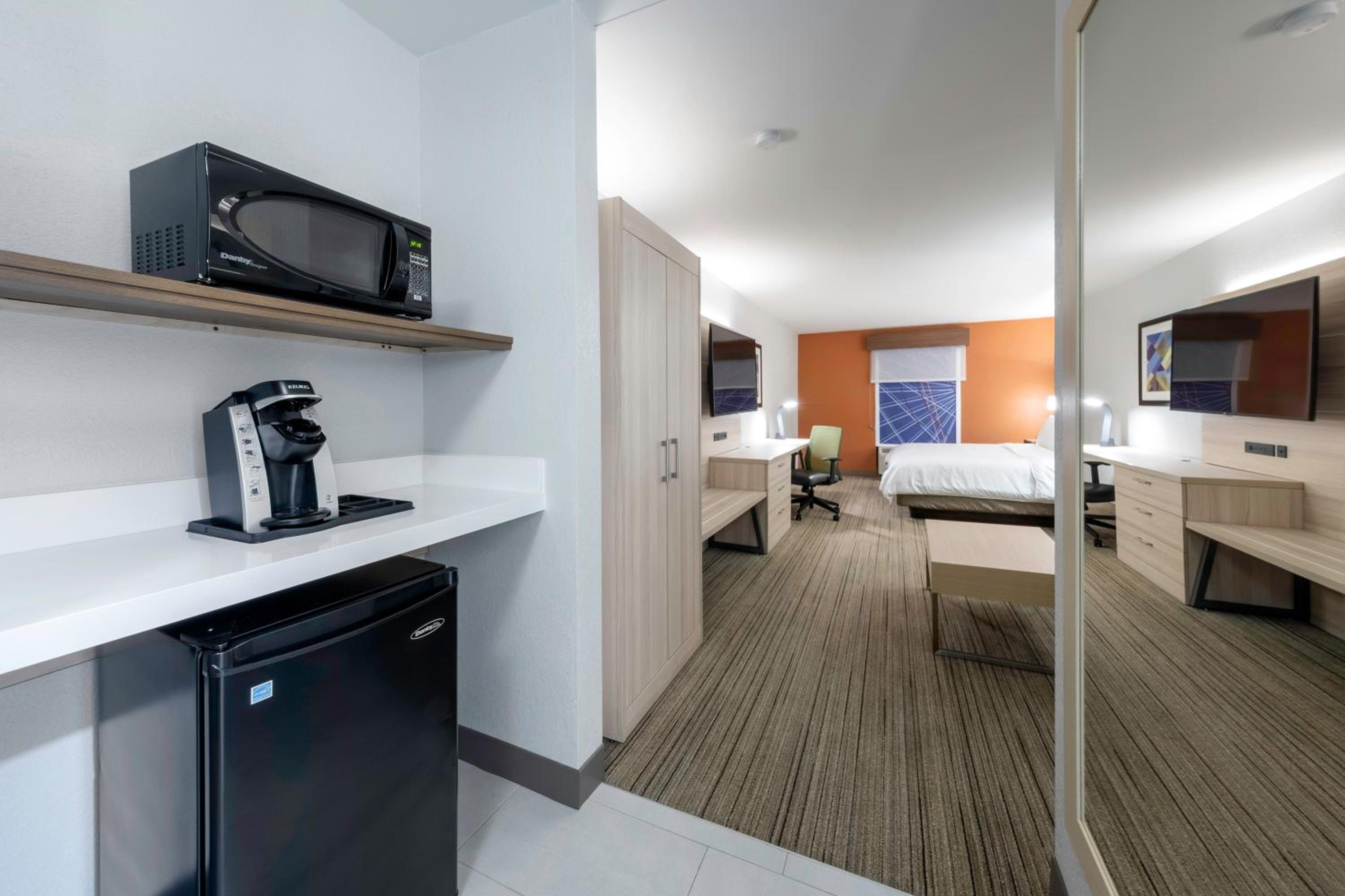 King Room - Mobility Access Tub - Non-Smoking - Photo 4