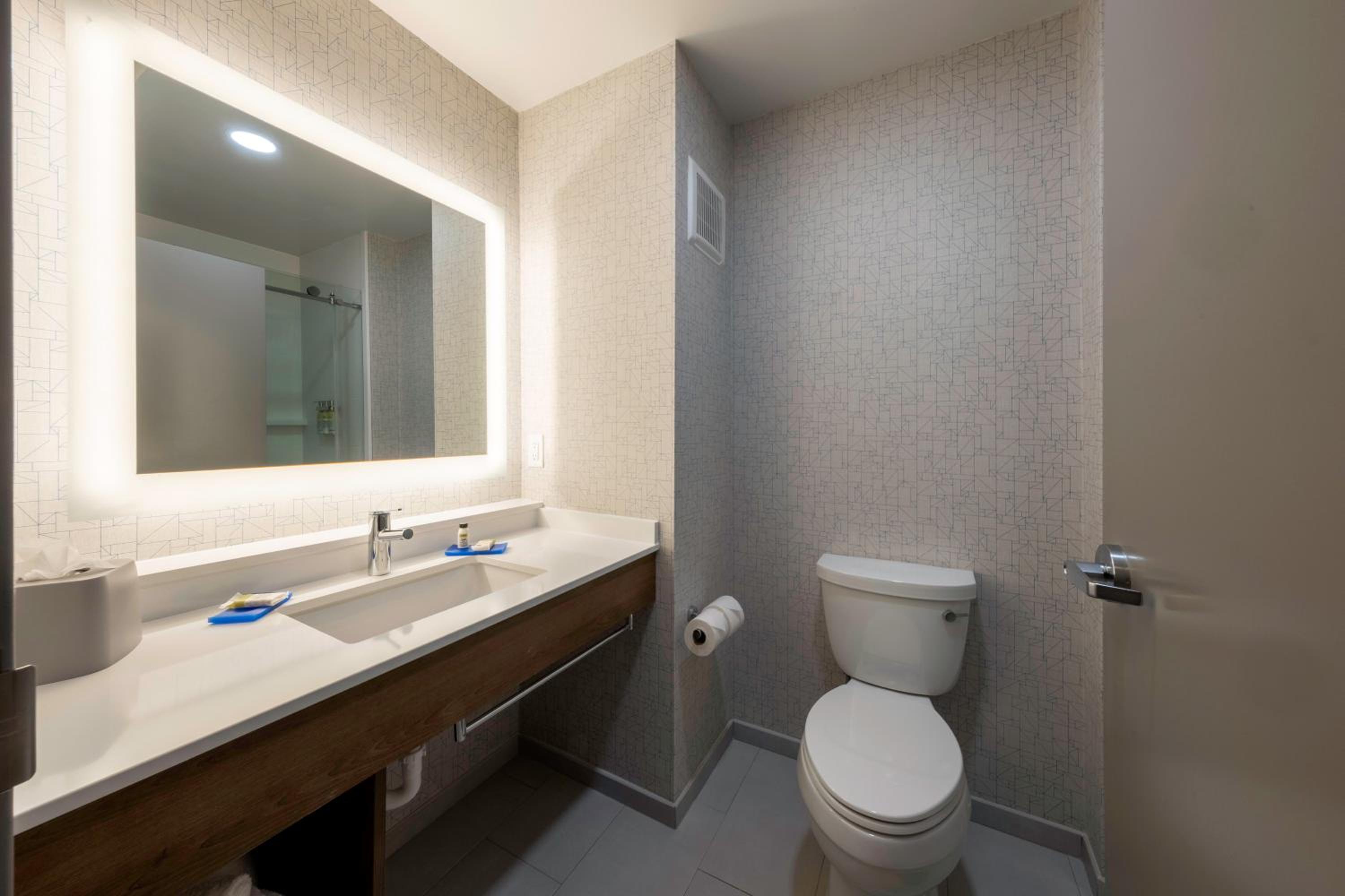 Standard Double Room with Two Double Beds and Accessible Tub - Mobility Access - Photo 5