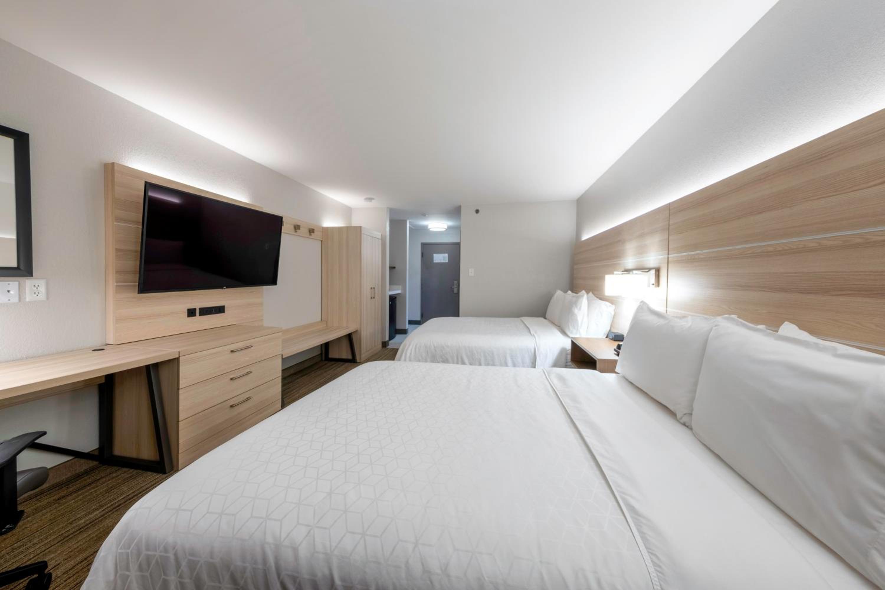 Standard Double Room with Two Double Beds and Accessible Tub - Mobility Access - Photo 3