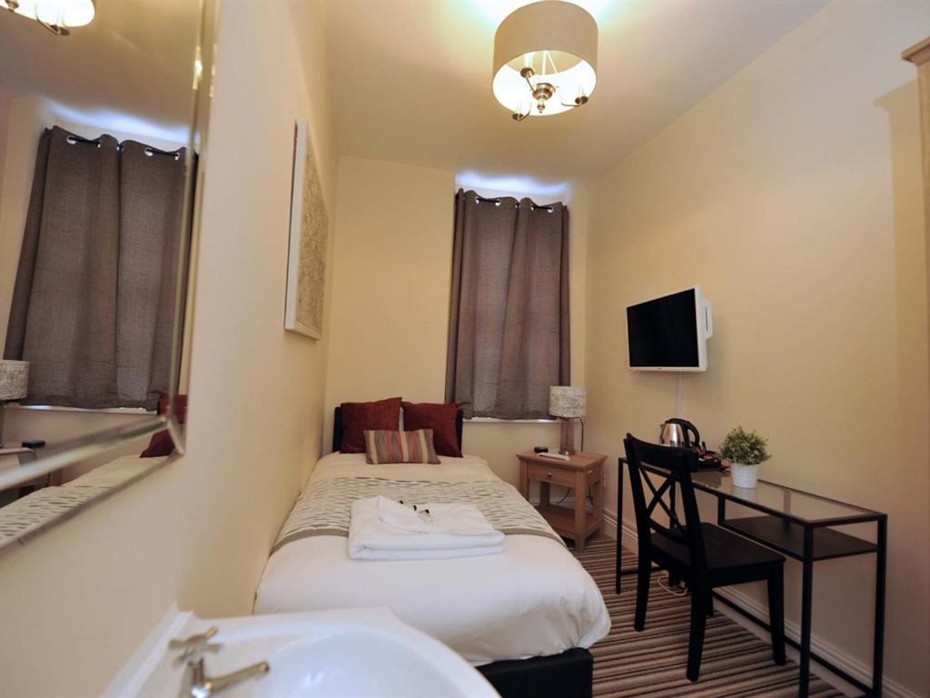 Single Room with Shared Bathroom photo 3