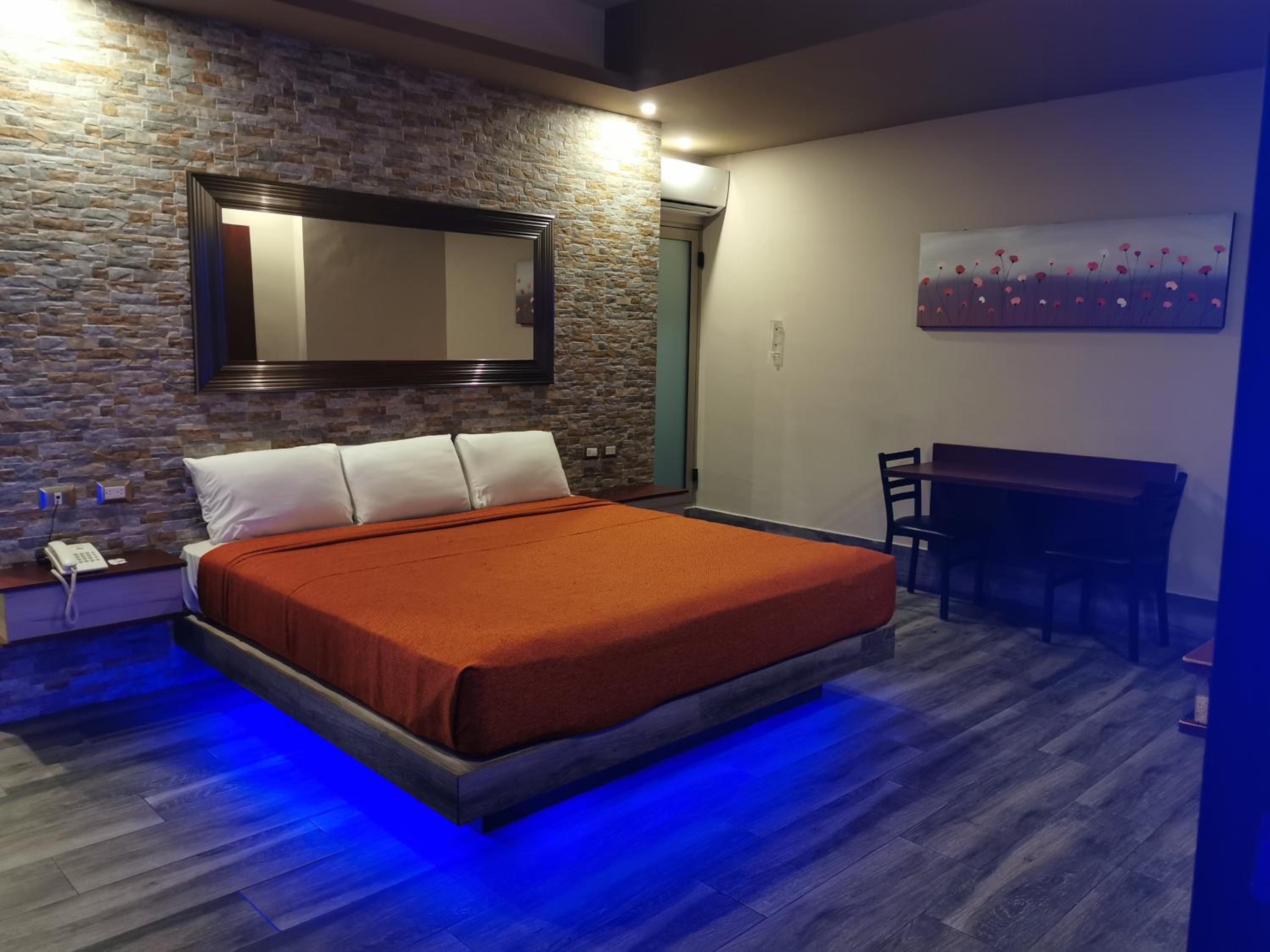 Deluxe King Suite - Photo 5