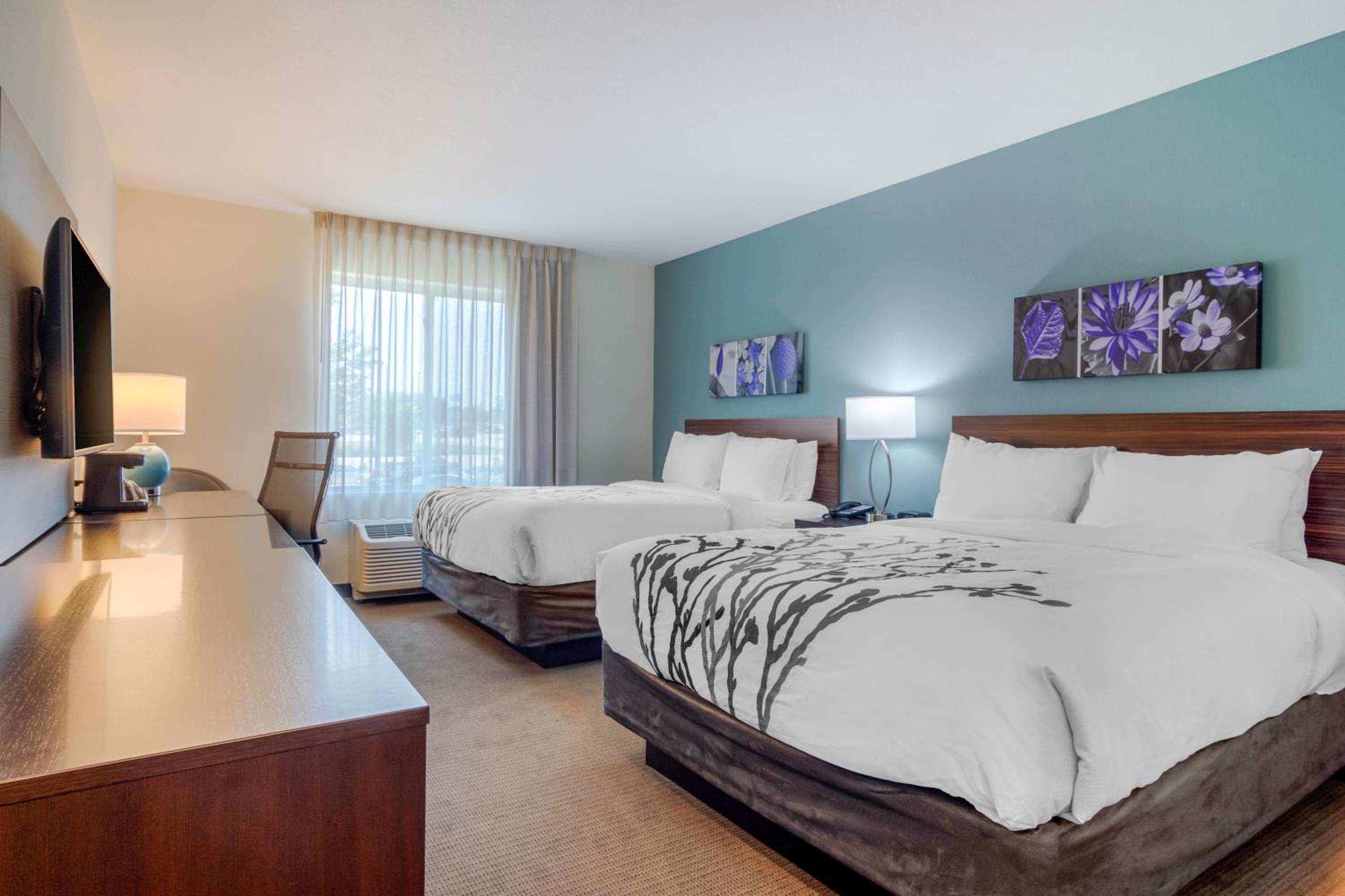 Queen Room with Two Queen Beds - Accessible/Non-Smoking  photo 3