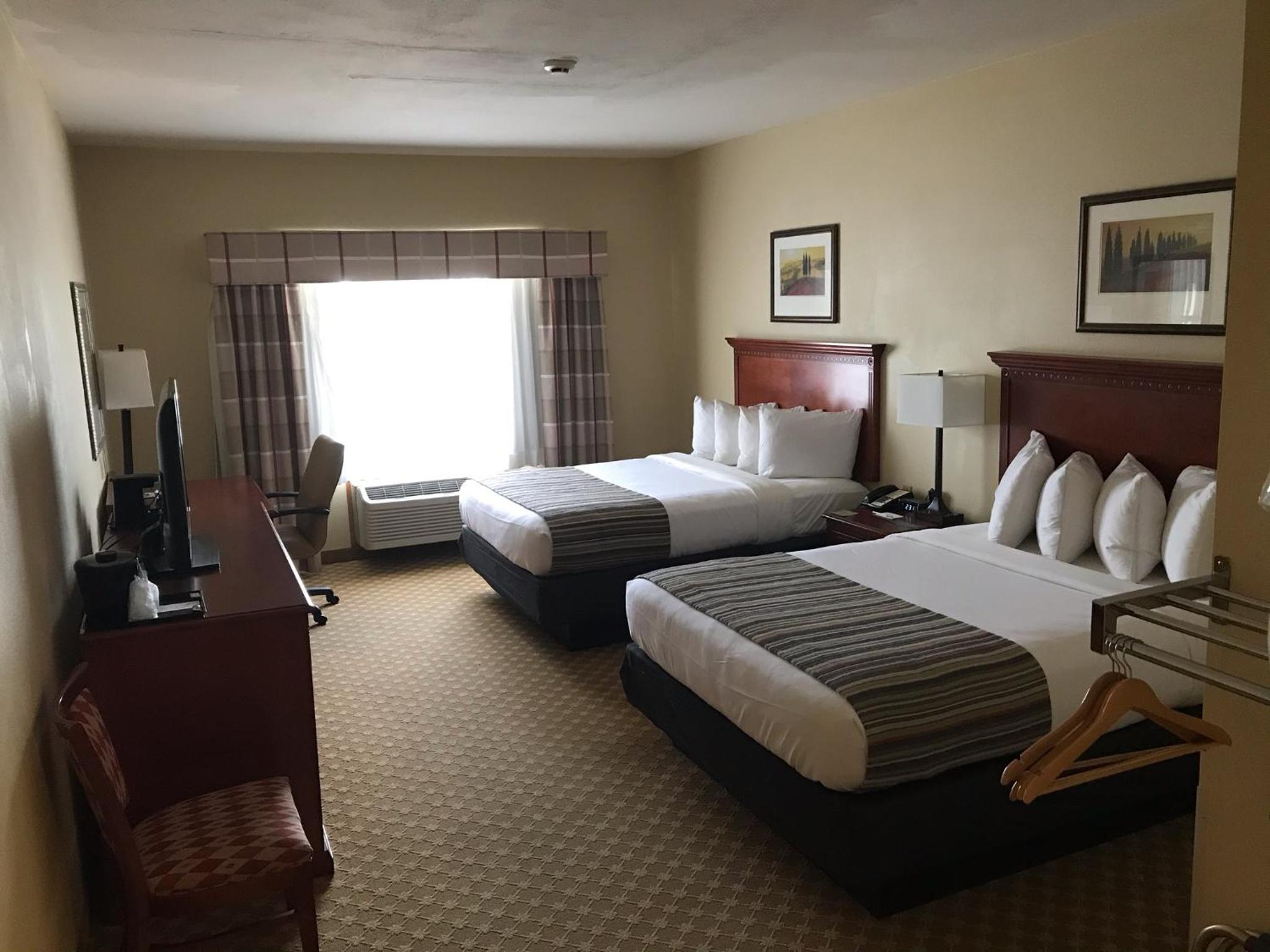 Queen Room with Two Queen Beds and Roll-In Shower - Non-Smoking - Photo 2