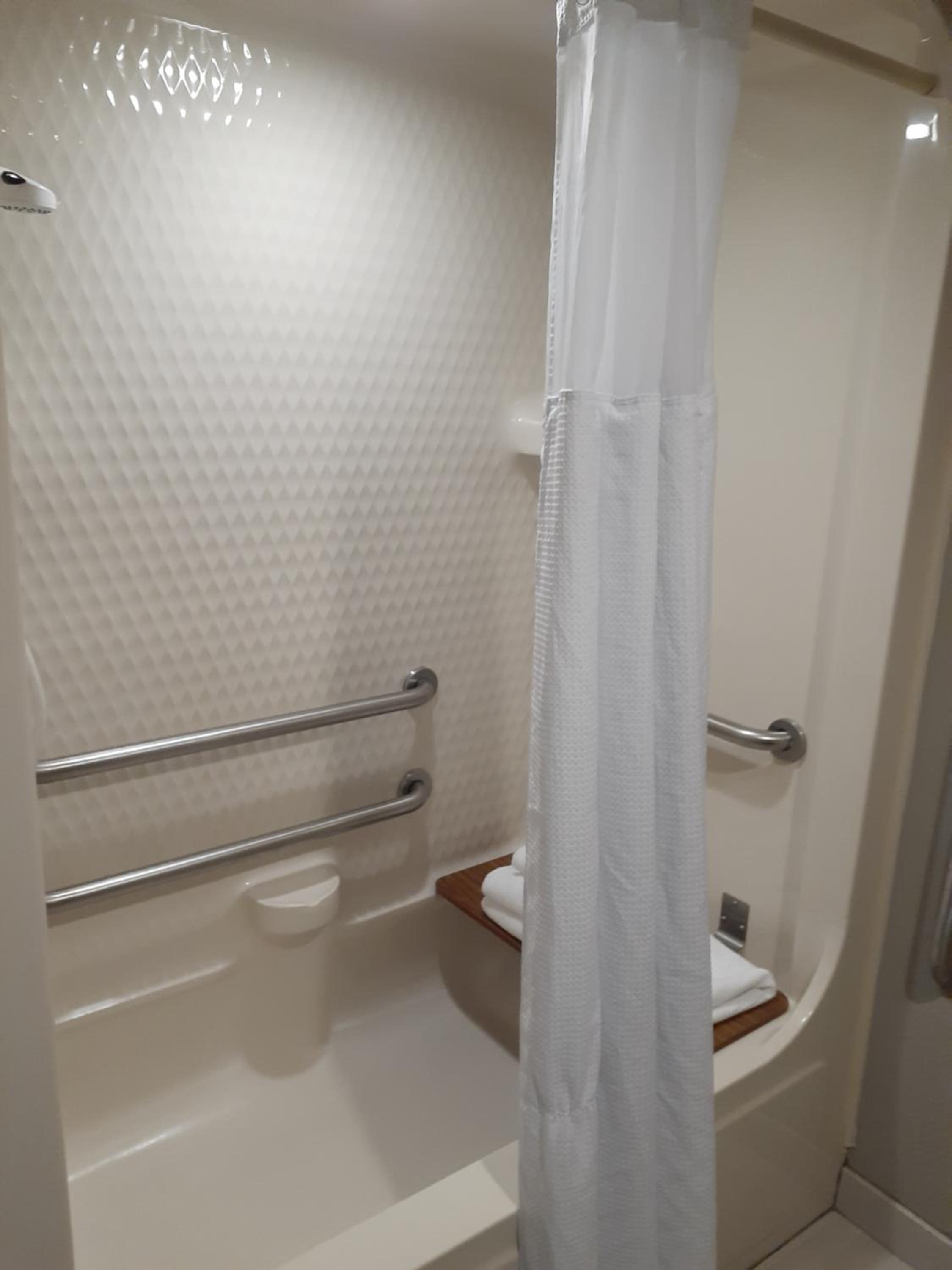 Queen Room With Two Queen Beds - Accessible/Non-Smoking  - Photo 3