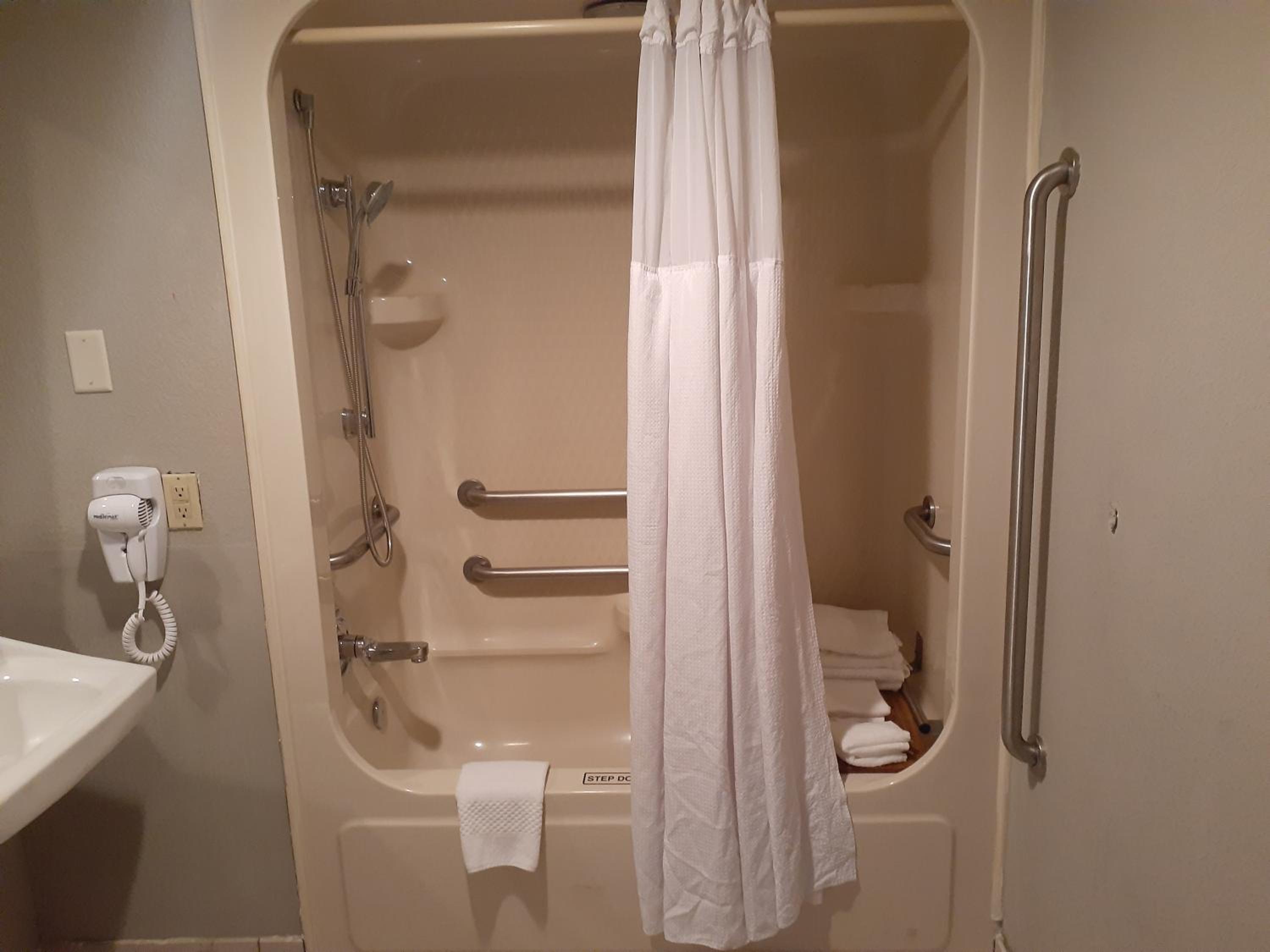 King Room With Accessible Tub - Accessible/Non-Smoking