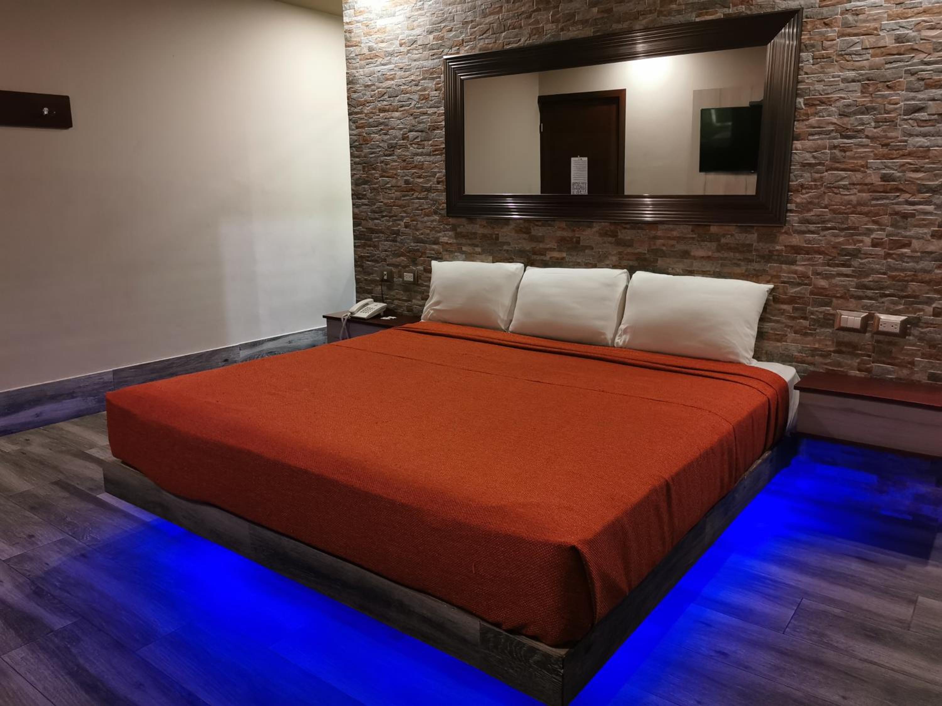 Deluxe King Suite - Photo 4