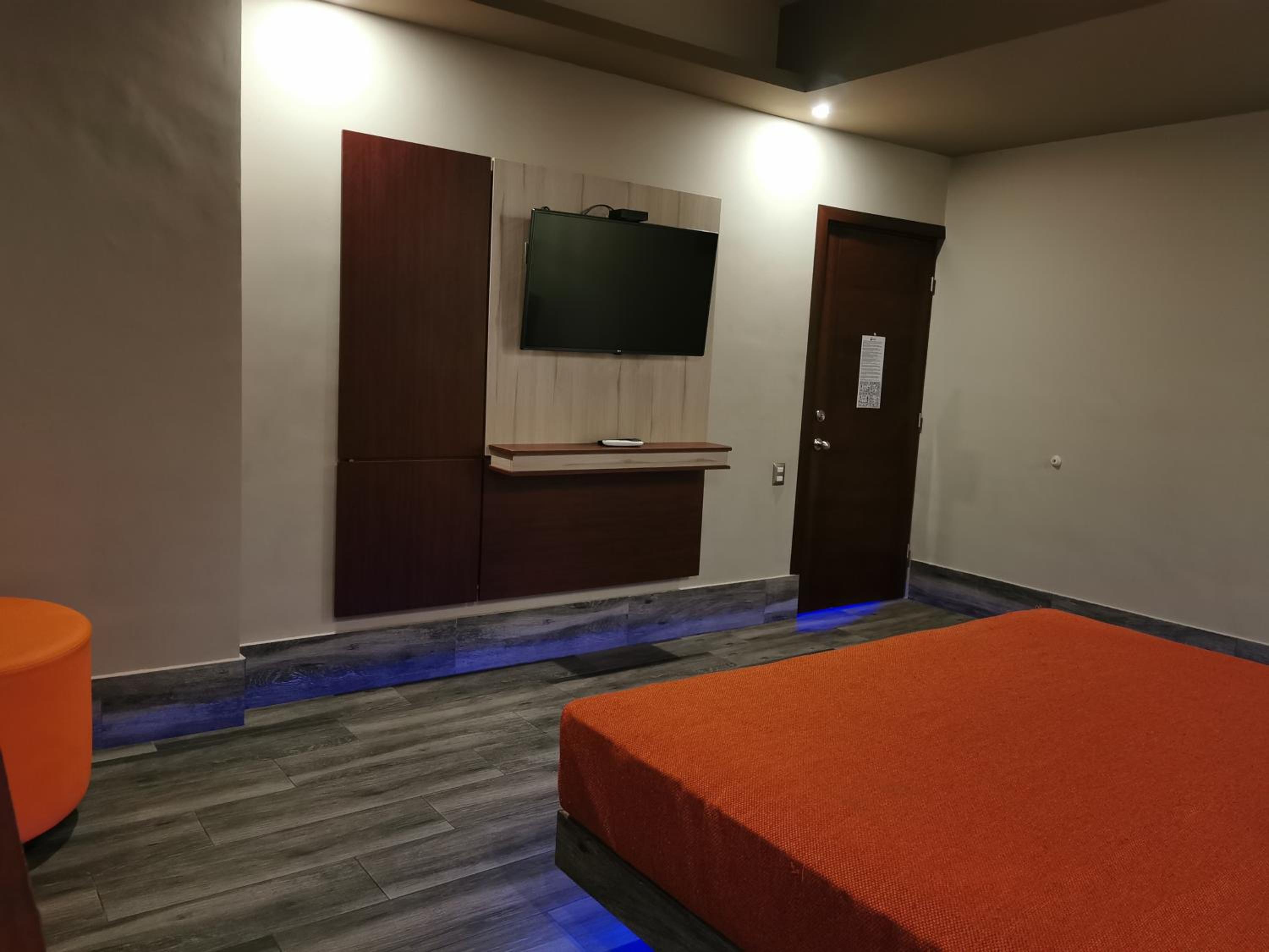Deluxe King Suite - Photo 3