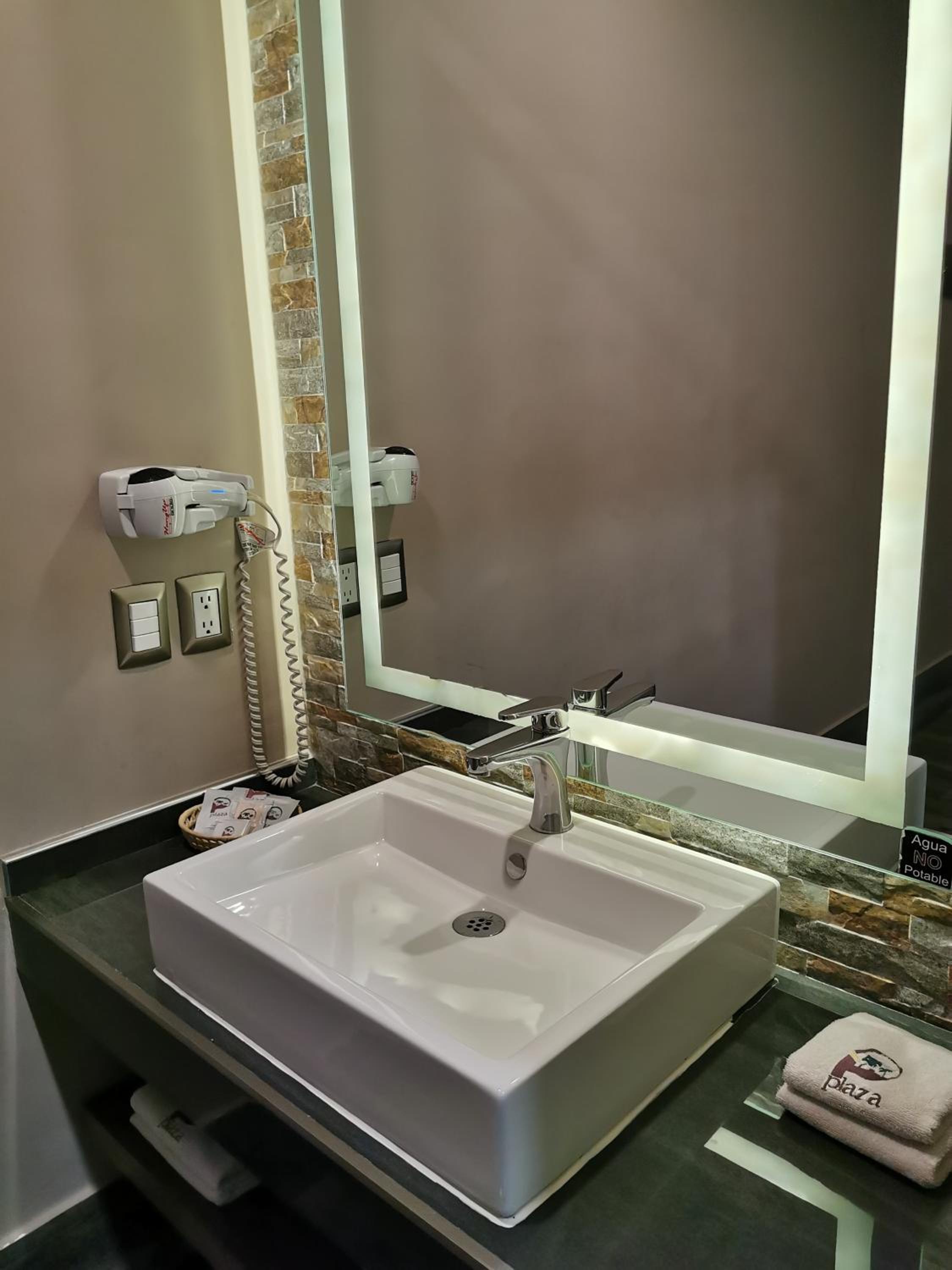 Deluxe King Suite - Photo 2