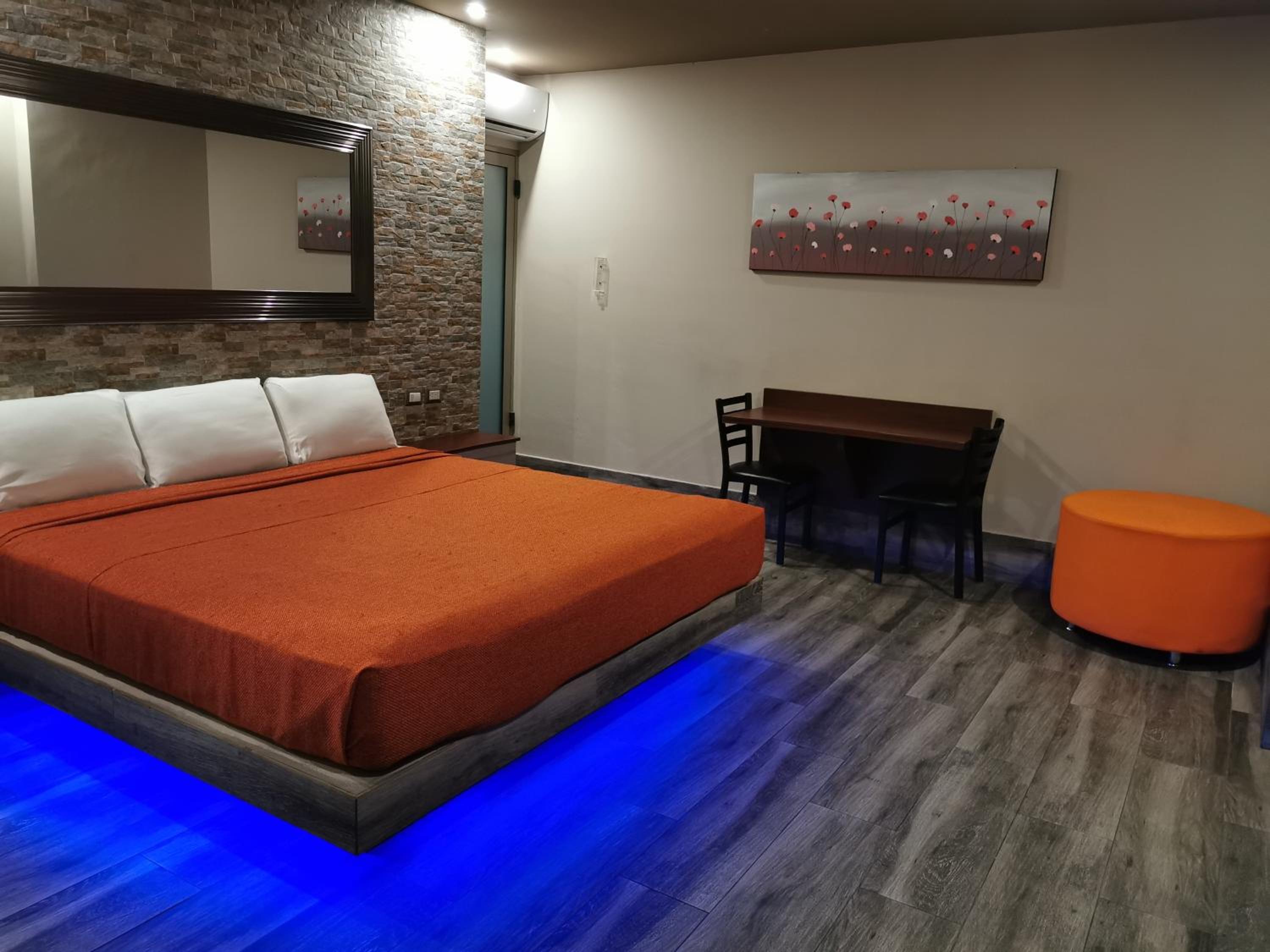 Deluxe King Suite - Photo 1