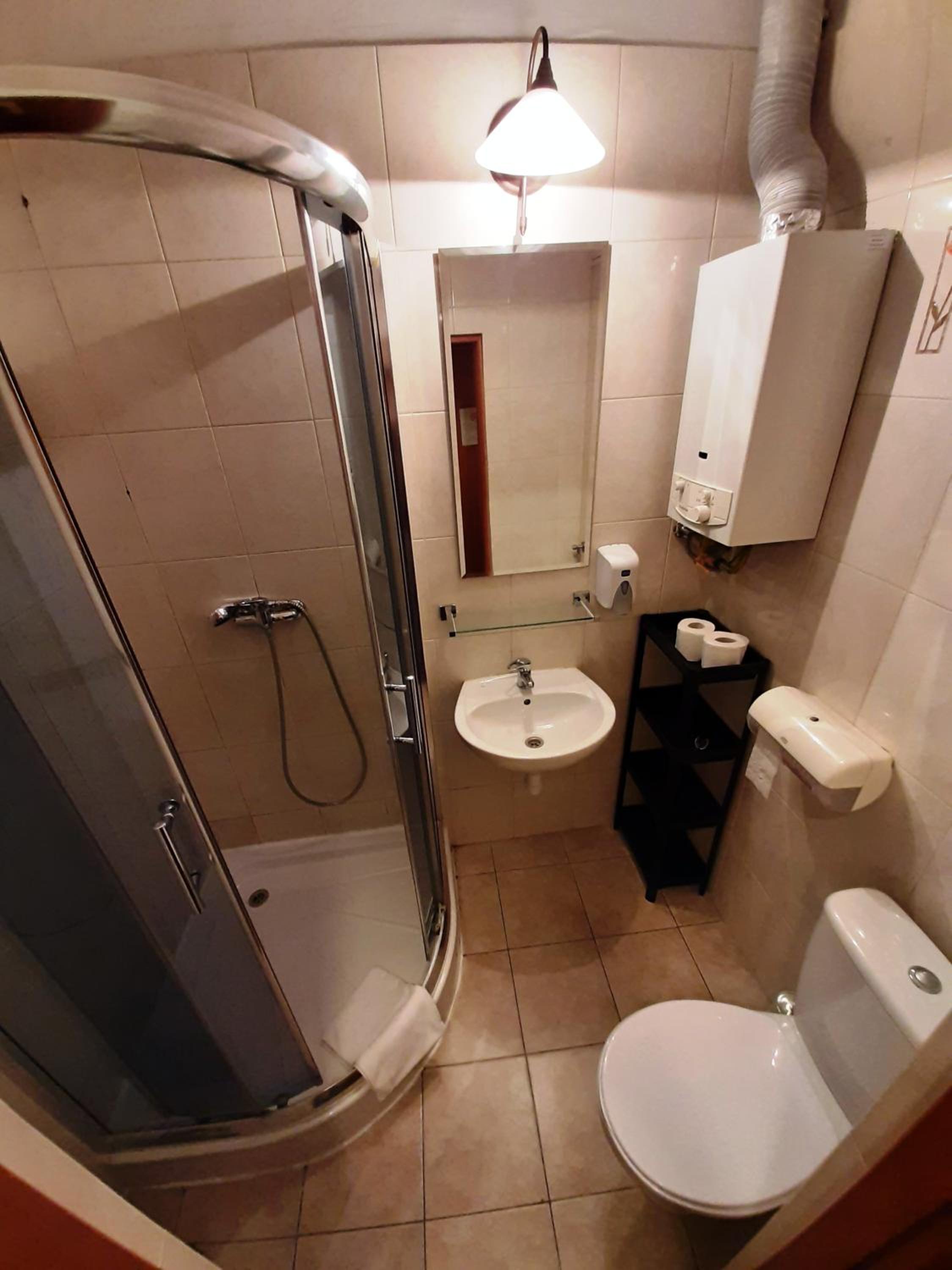 Double Room with Private Bathroom - Photo 7