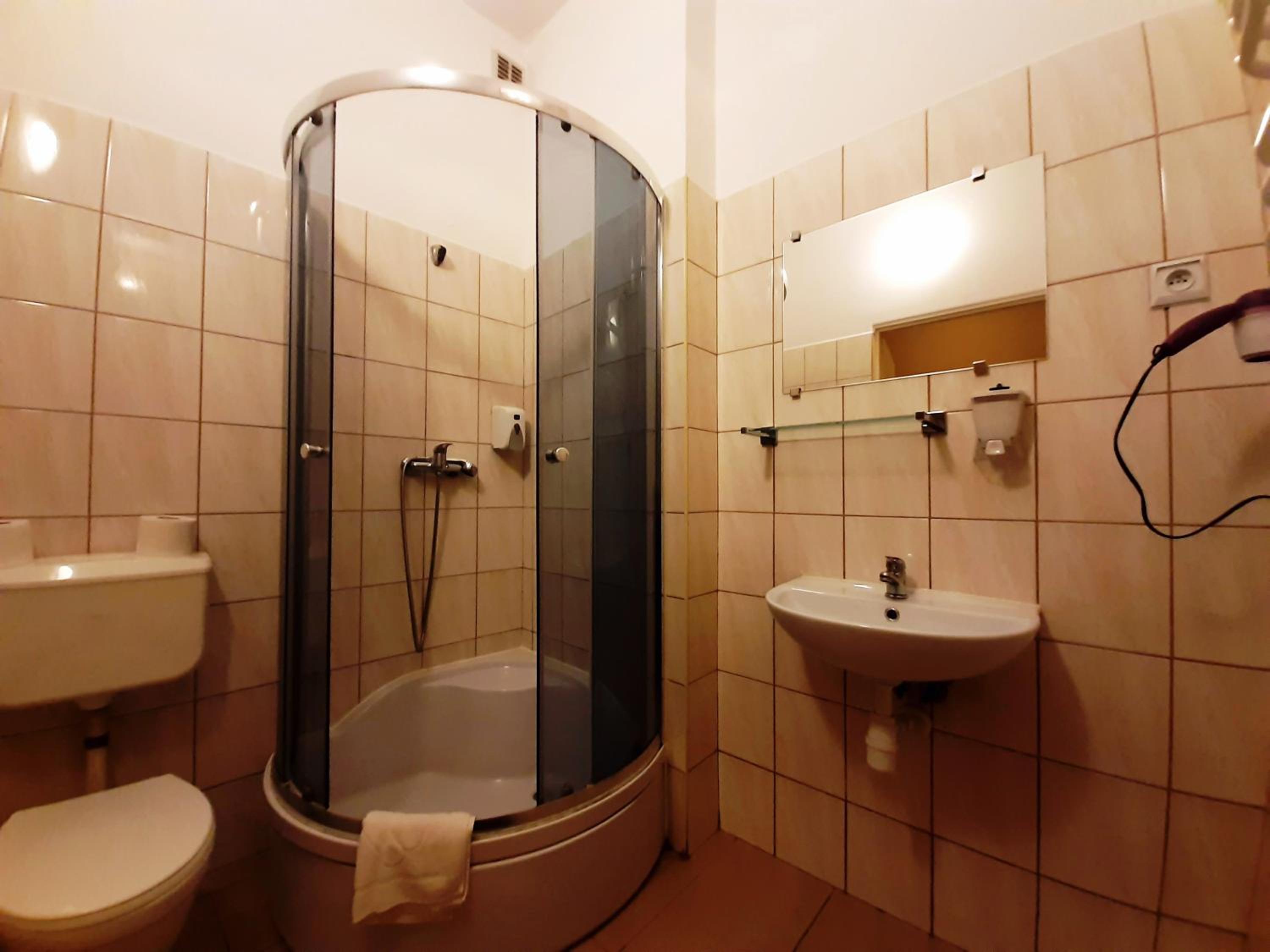 Double Room with Private Bathroom - Photo 9