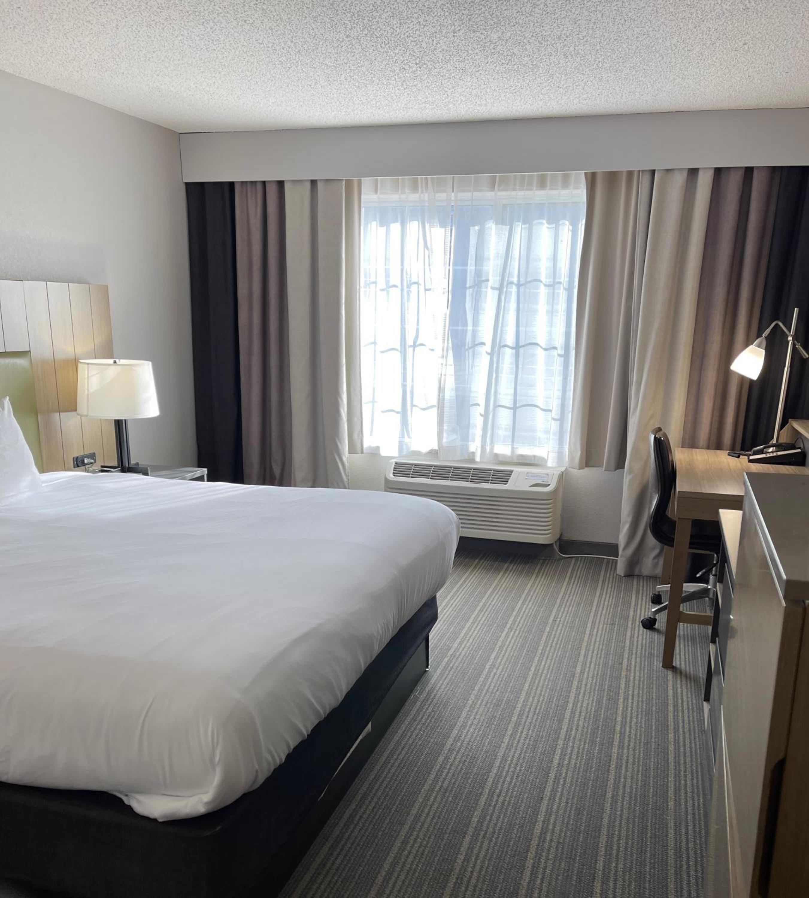 King Room - Non-Smoking - Photo 1