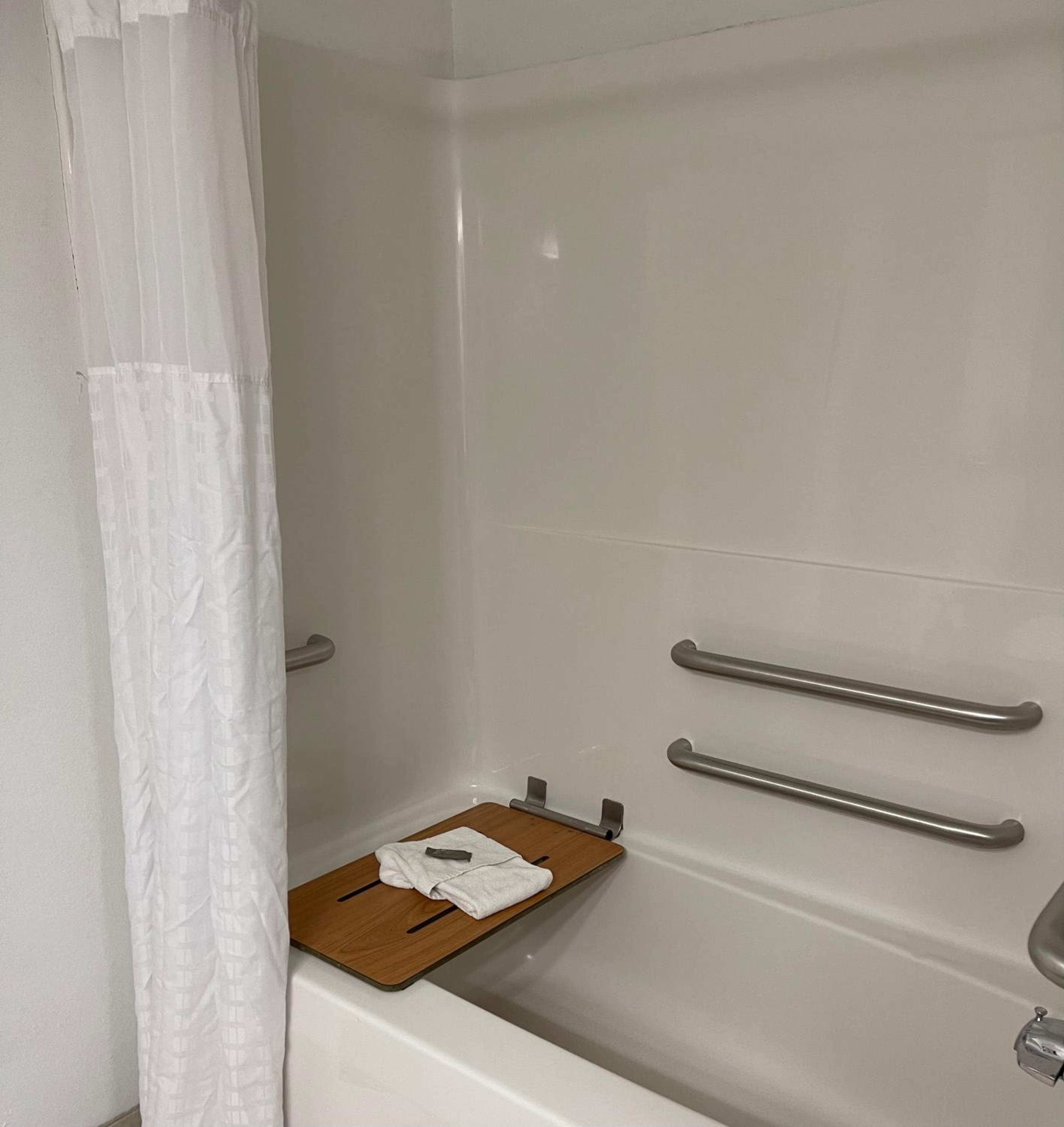 Queen Room with Two Queen Beds - Disability Access - Photo 2