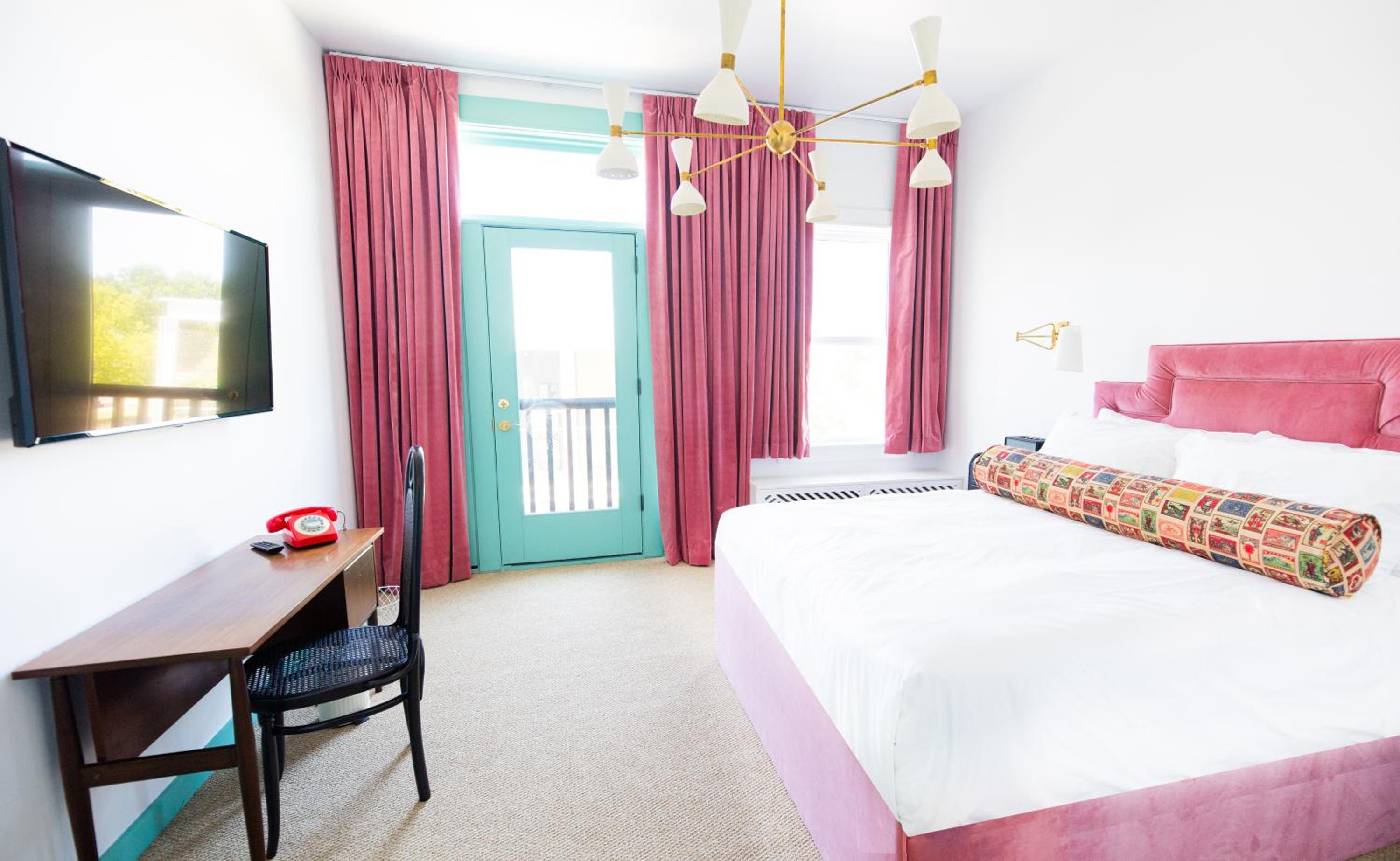 Deluxe Queen Room - Photo 1