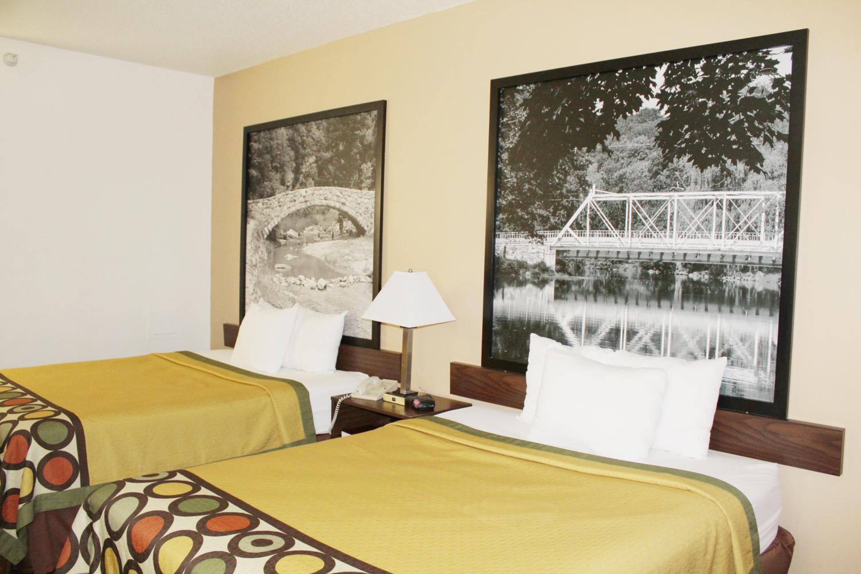 Queen Room with Two Queen Beds - Non-Smoking - Photo 8