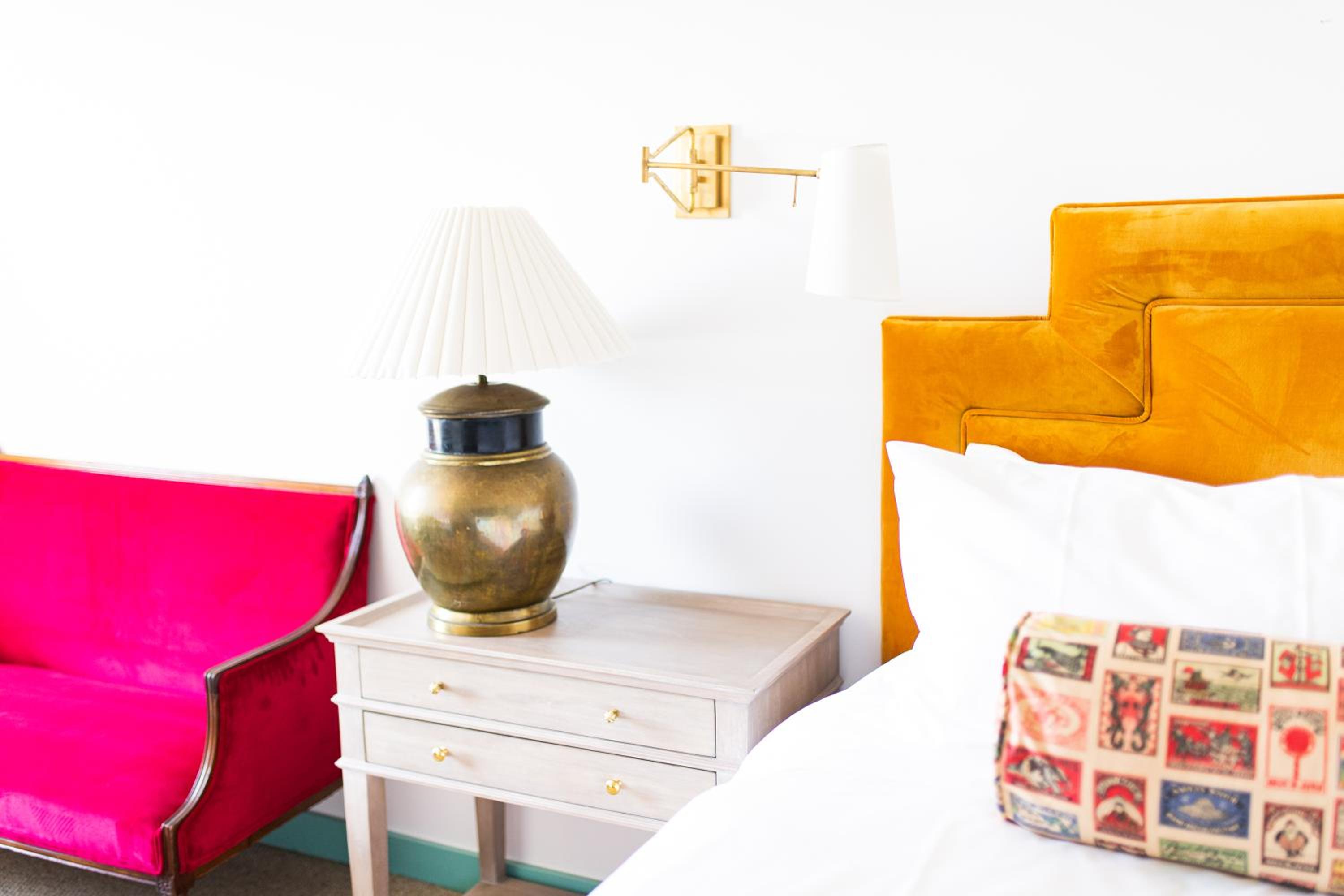 Deluxe King Room - Photo 7