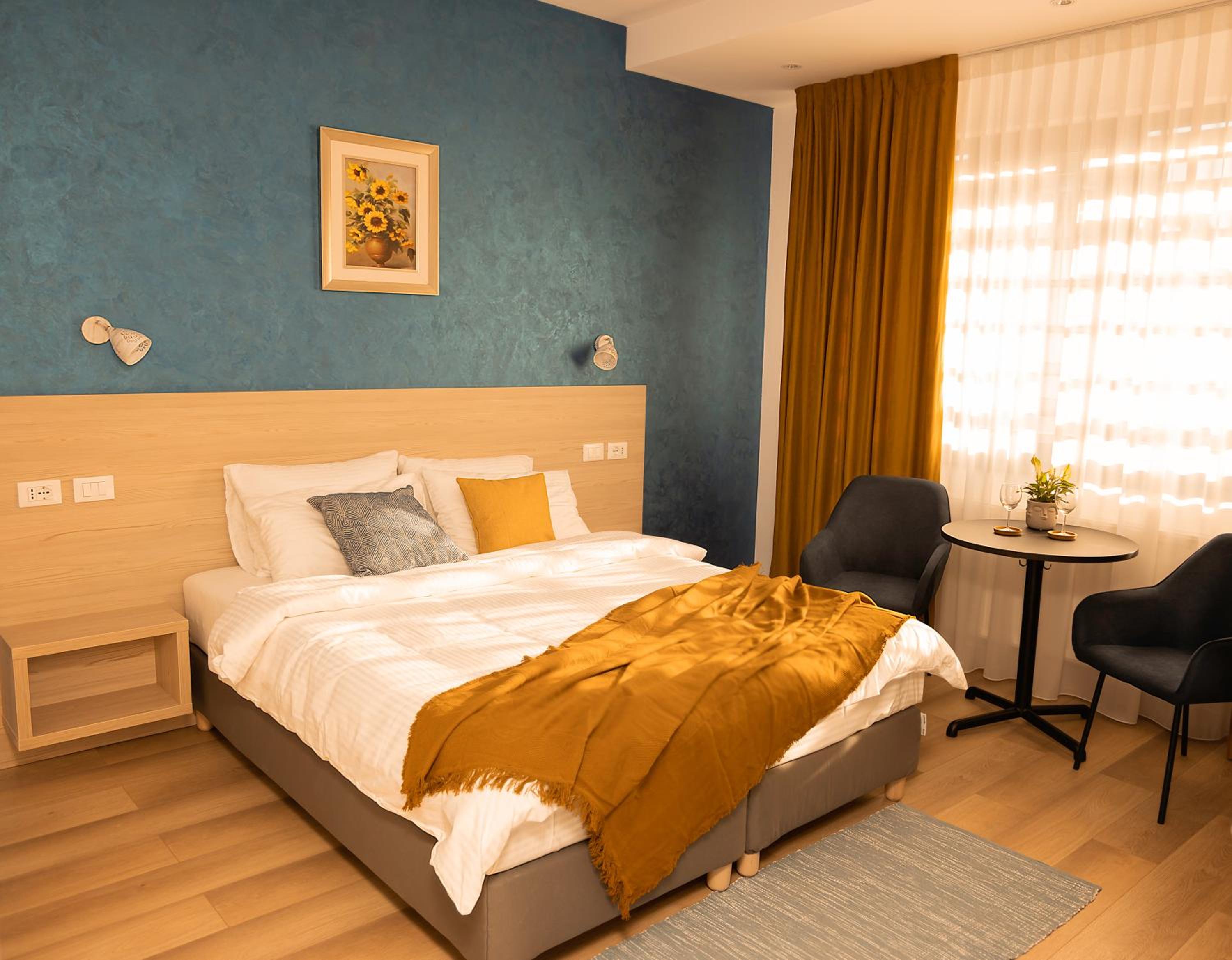 Standard Double Room - Photo 8