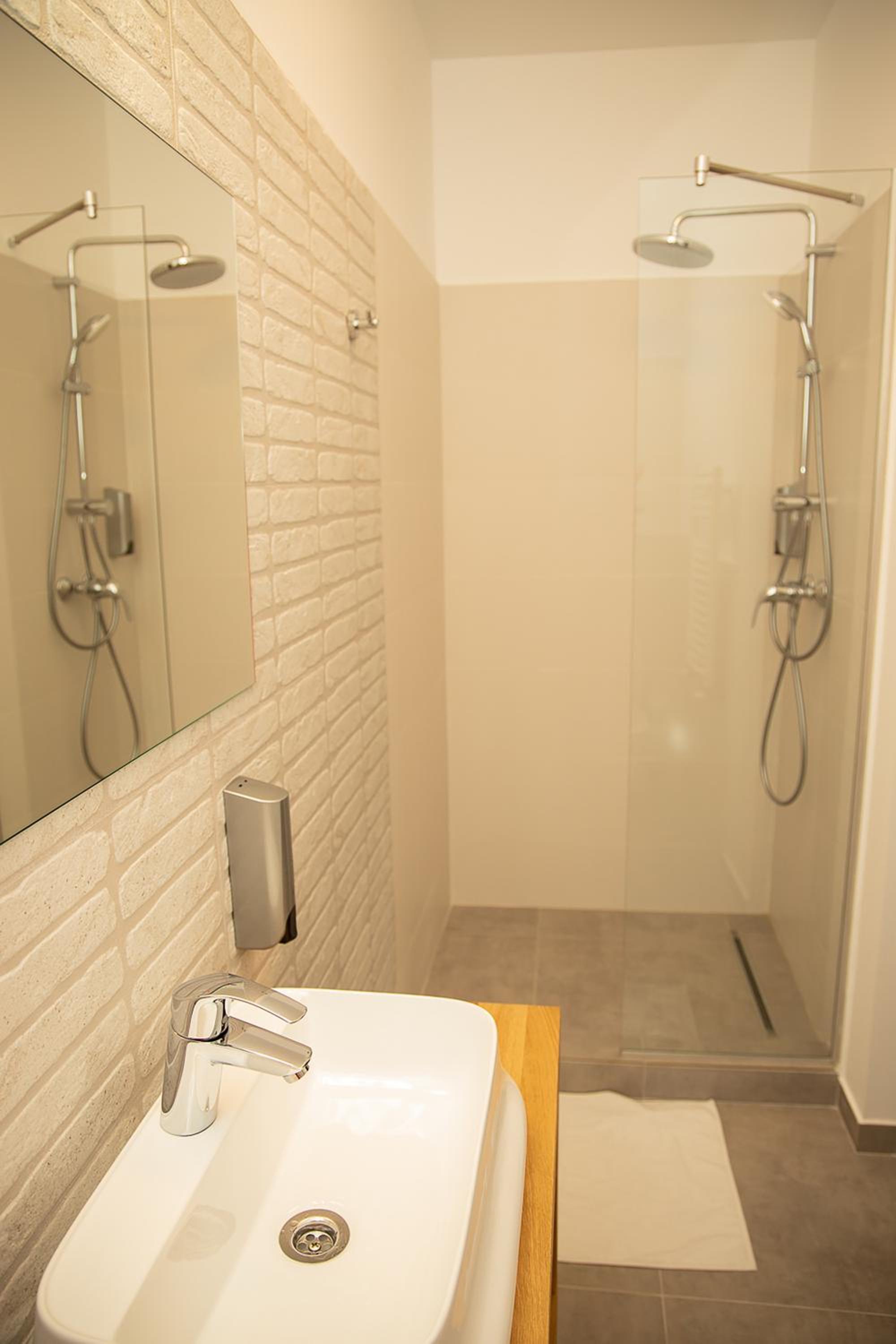 Standard Double Room - Photo 7