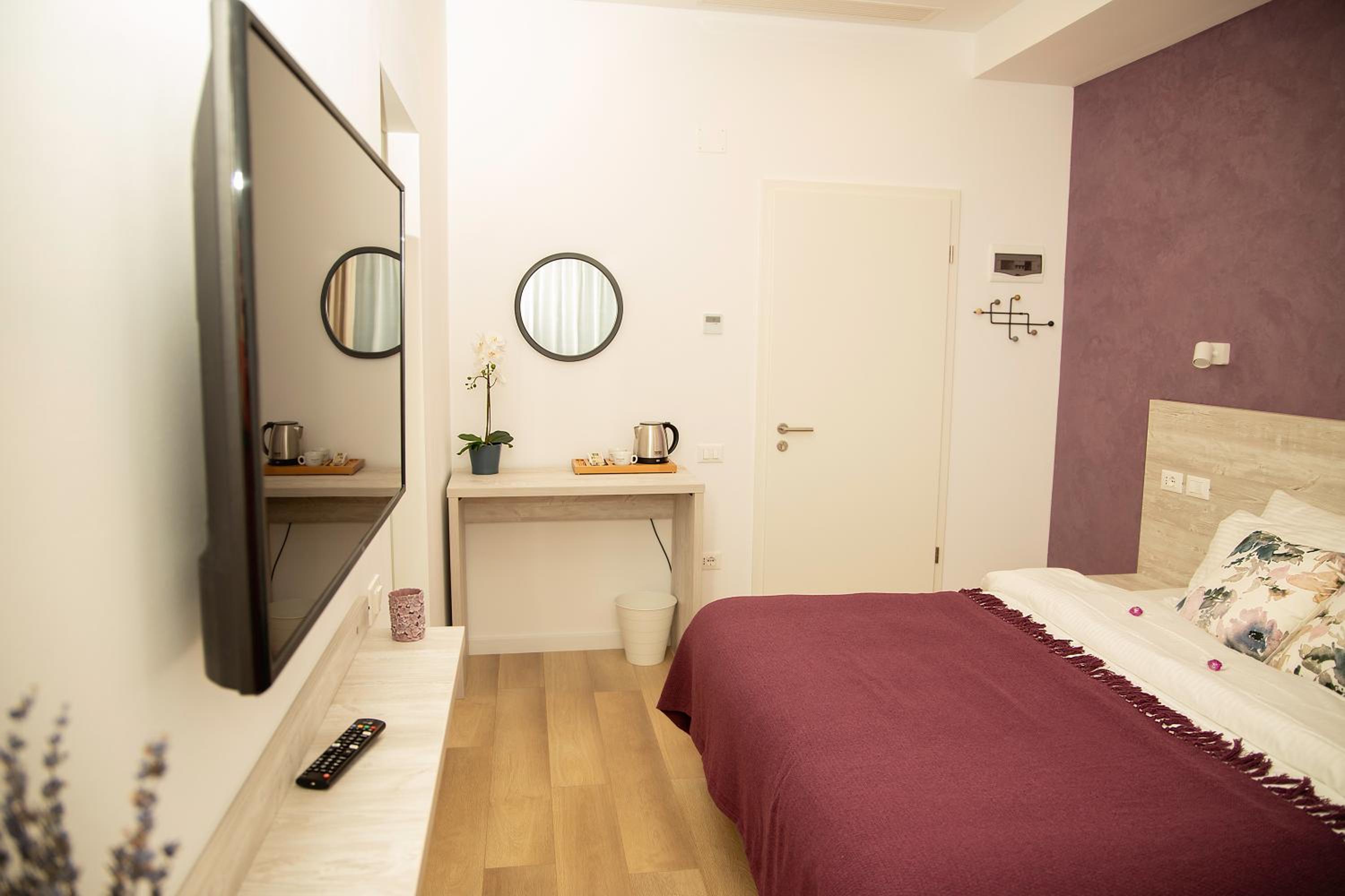Standard Double Room - Photo 9