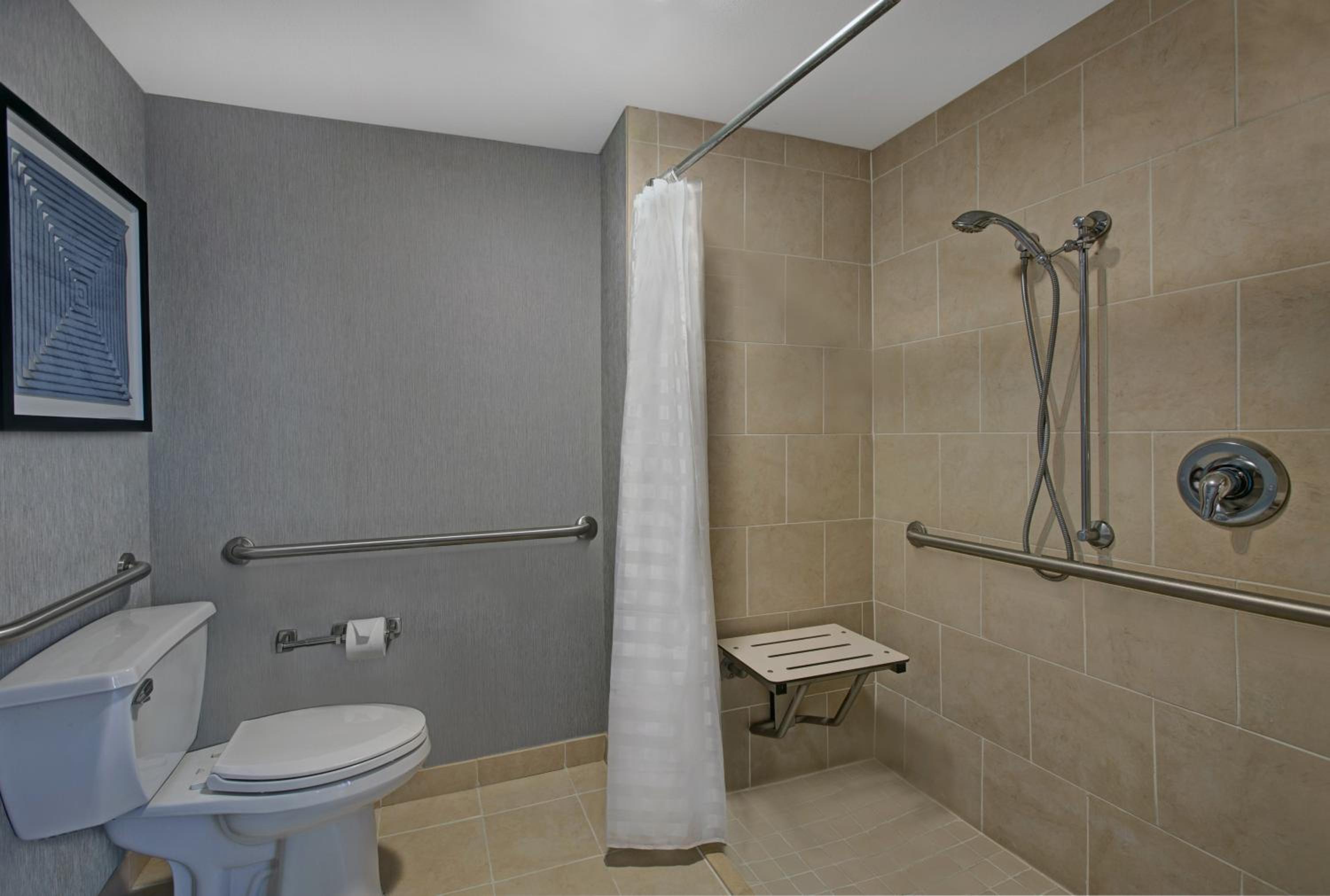 Queen Room with Two Queen Beds, Sofa Bed and Accessible Tub - Photo 5