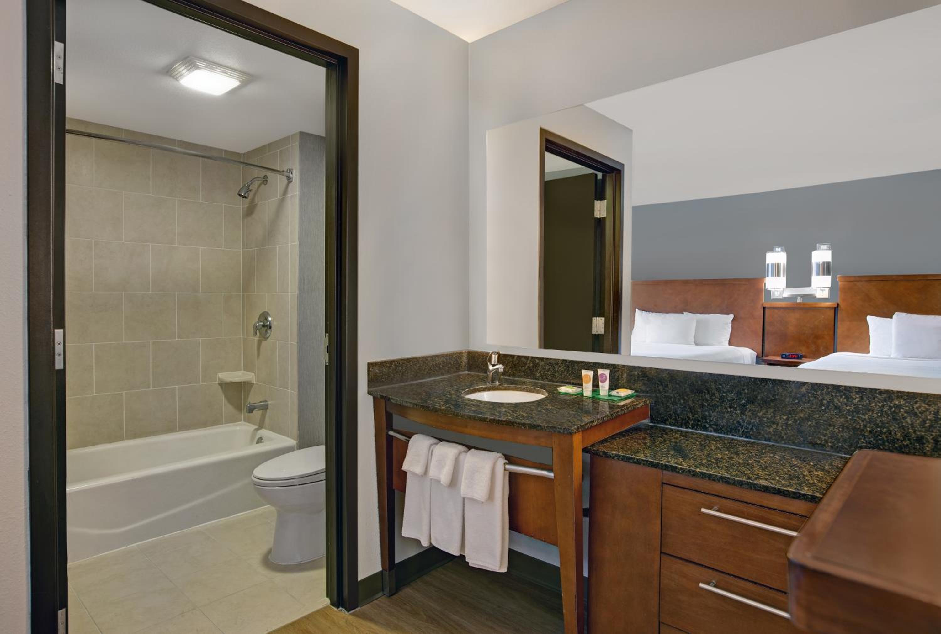 Queen Room with Two Queen Beds and Sofa Bed - High Floor - Photo 3