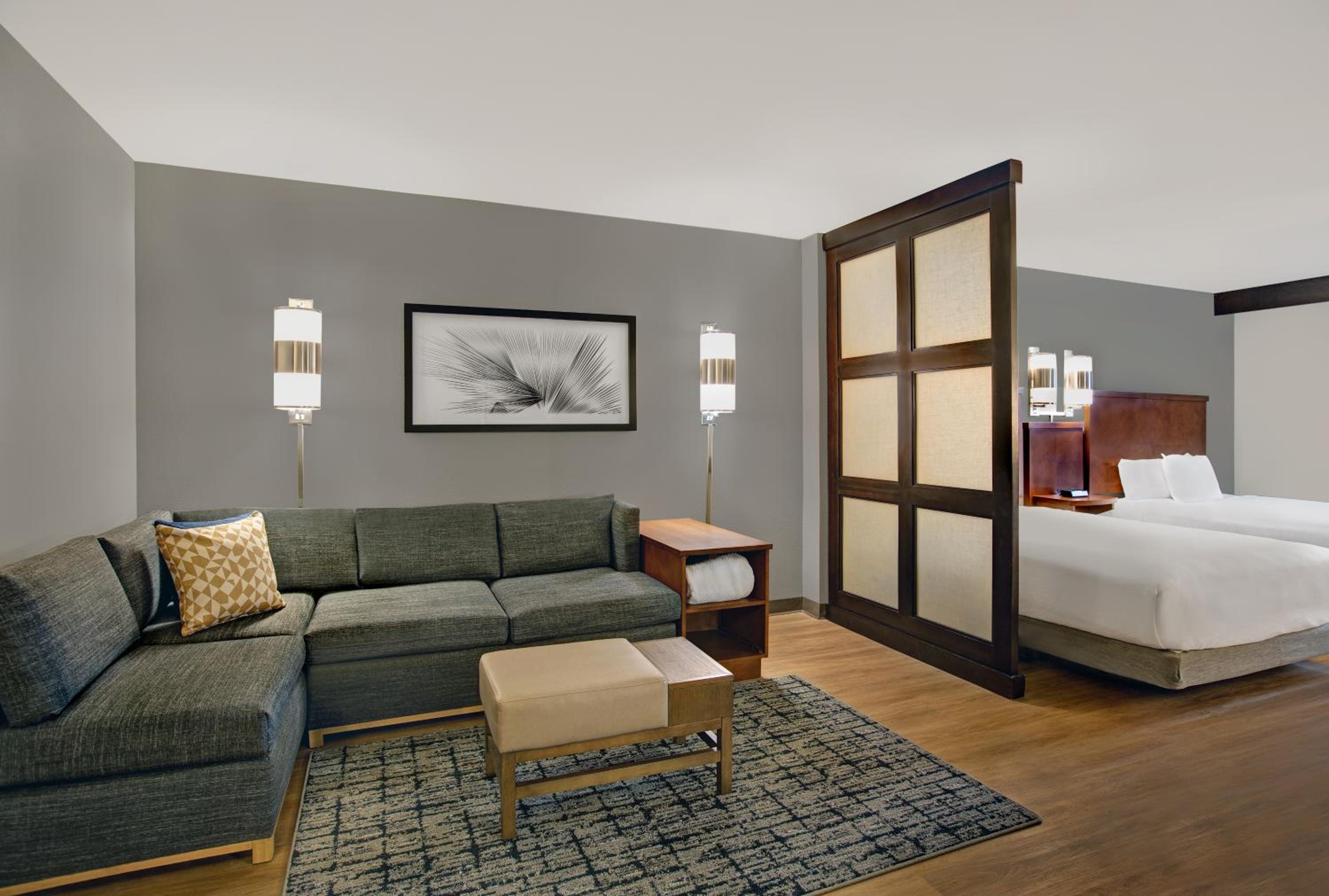 Queen Room with Two Queen Beds and Sofa Bed - High Floor - Photo 5