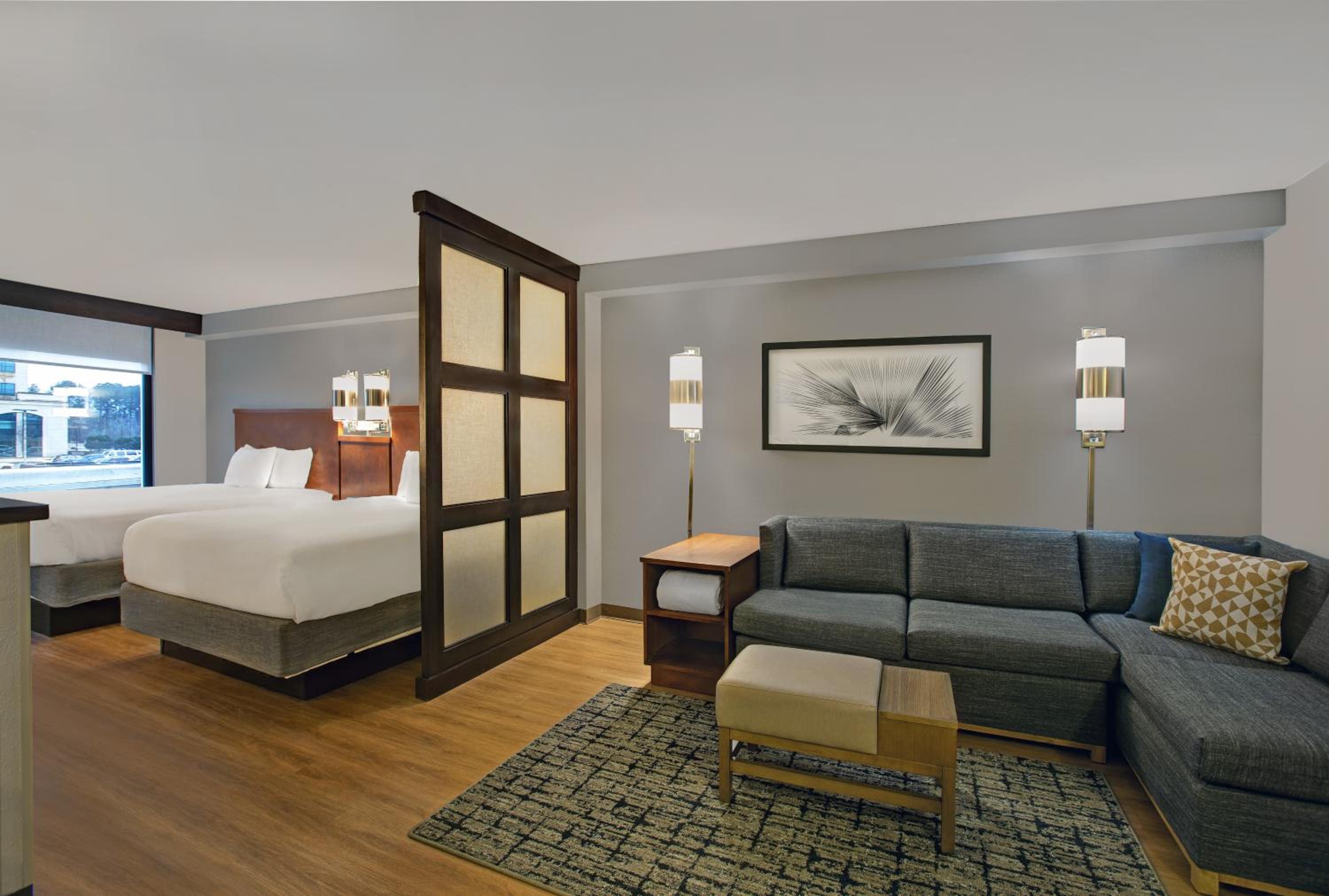 Queen Room with Two Queen Beds and Sofa Bed - High Floor - Photo 4