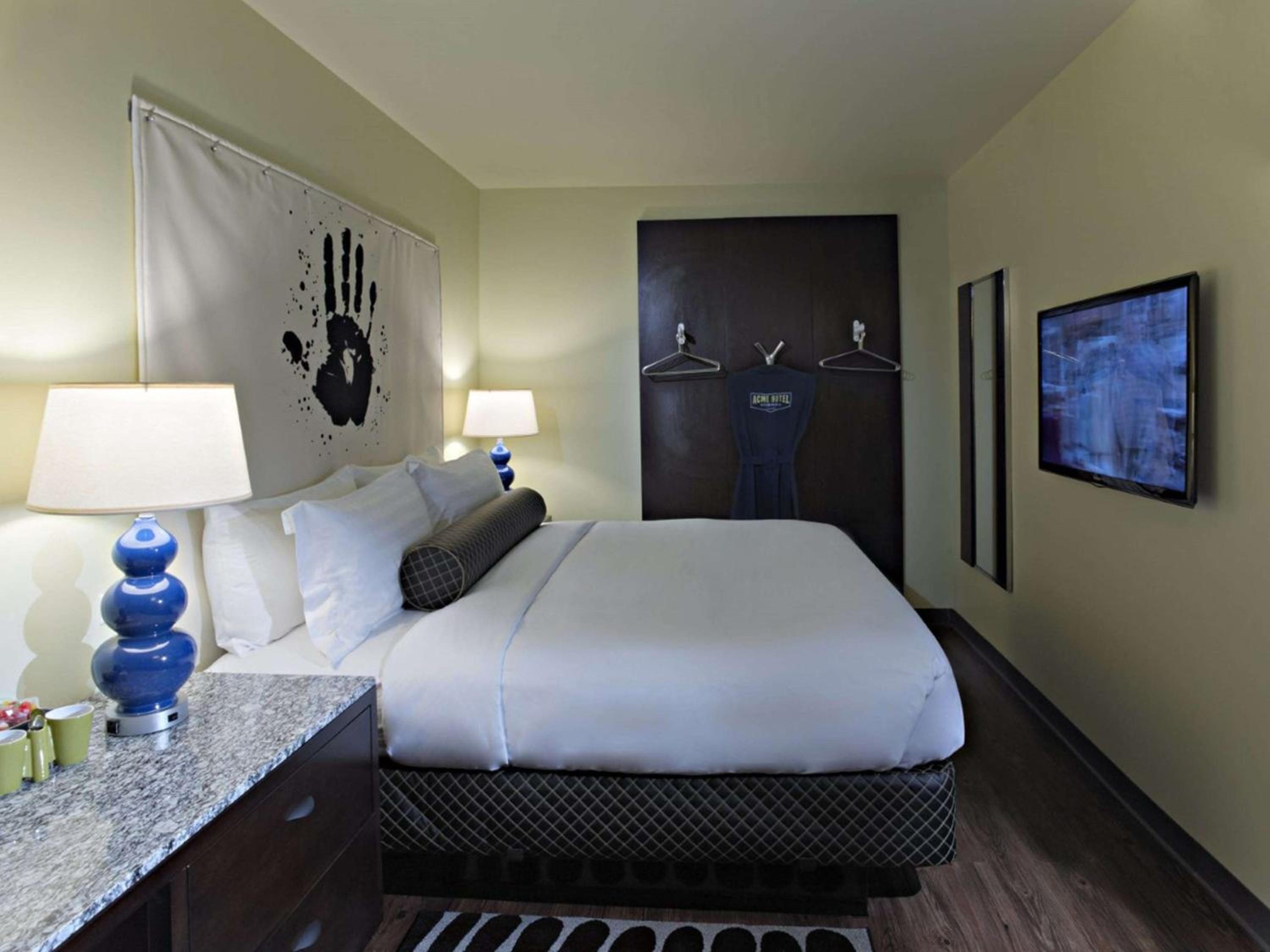 Queen Room with Walk In Shower - Mobility Accessible/Non-Smoking - Photo 3