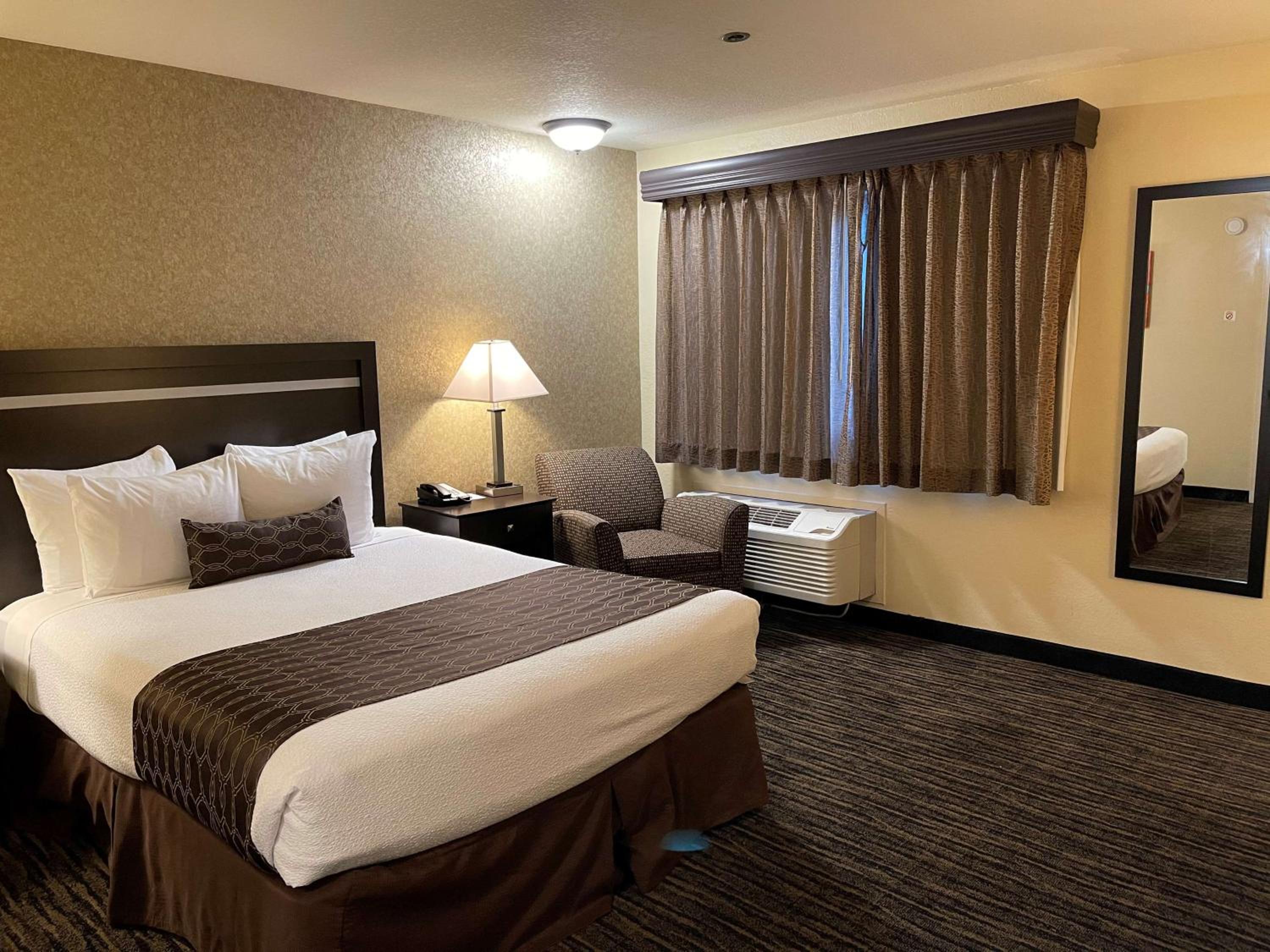 Queen Room with Roll-In Shower - Mobility Access - Photo 2