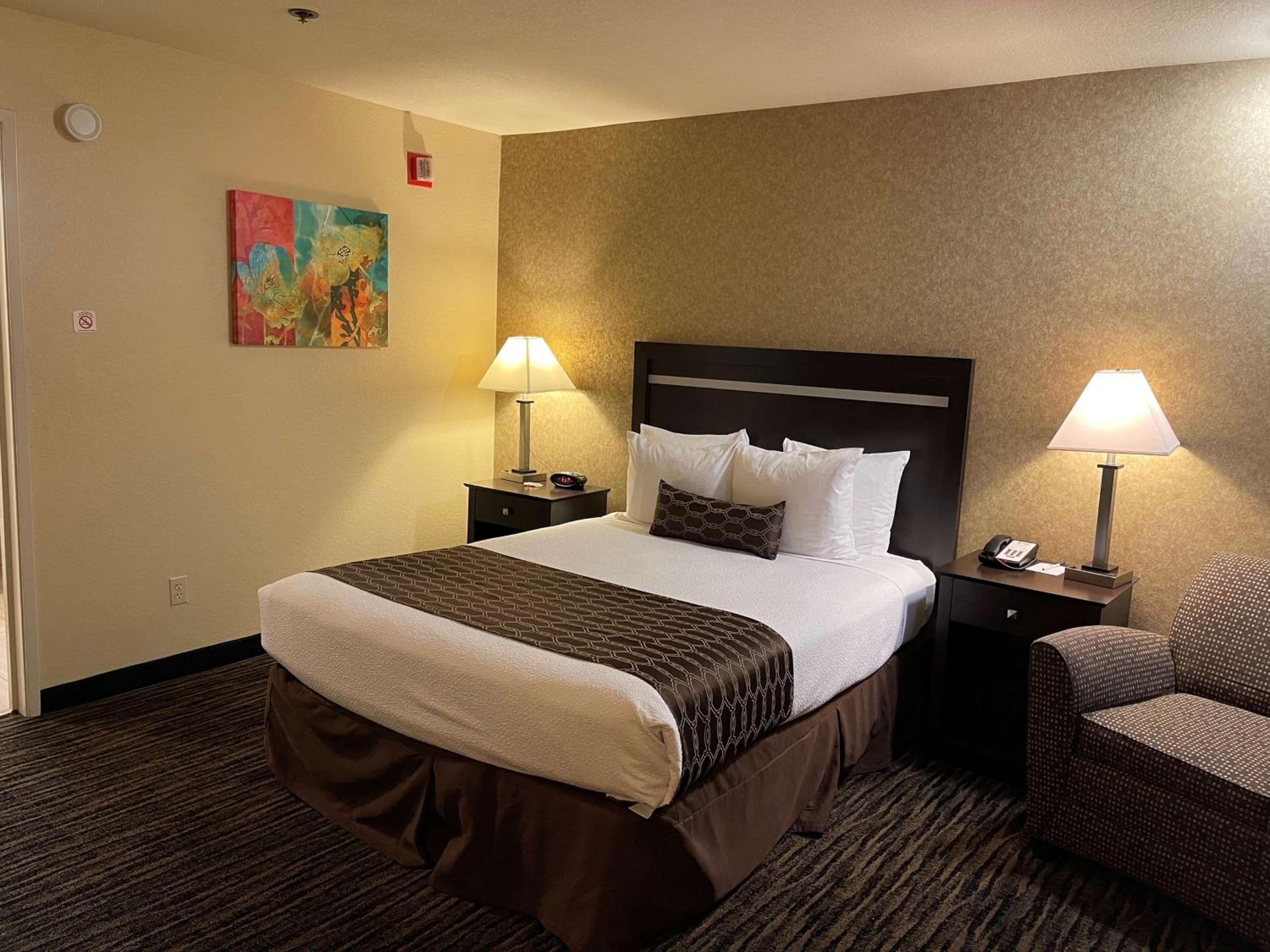 Queen Room with Roll-In Shower - Mobility Access - Photo 1
