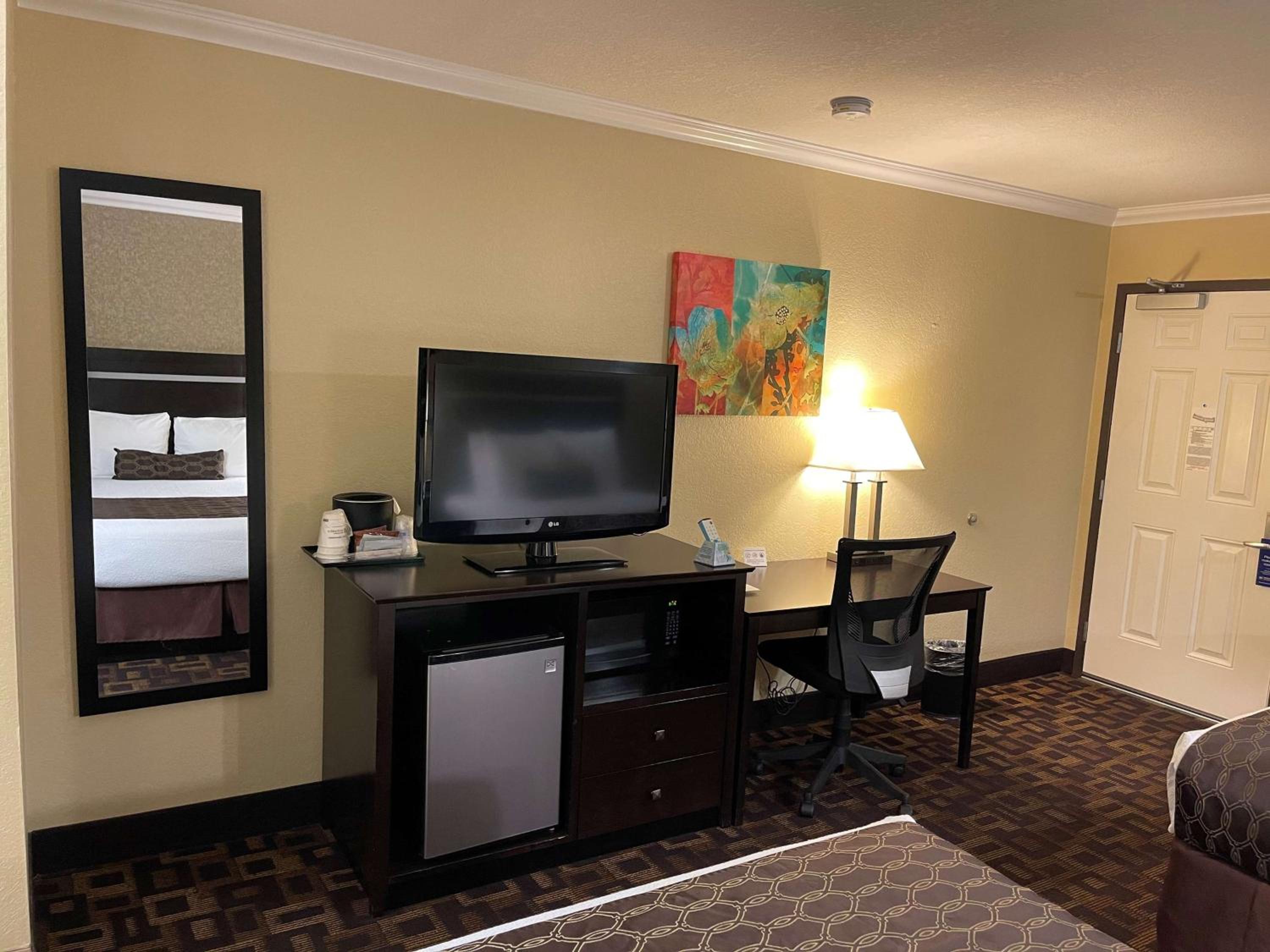 Queen Room with Two Queen Beds - Pet Friendly/Non-Smoking - Photo 2