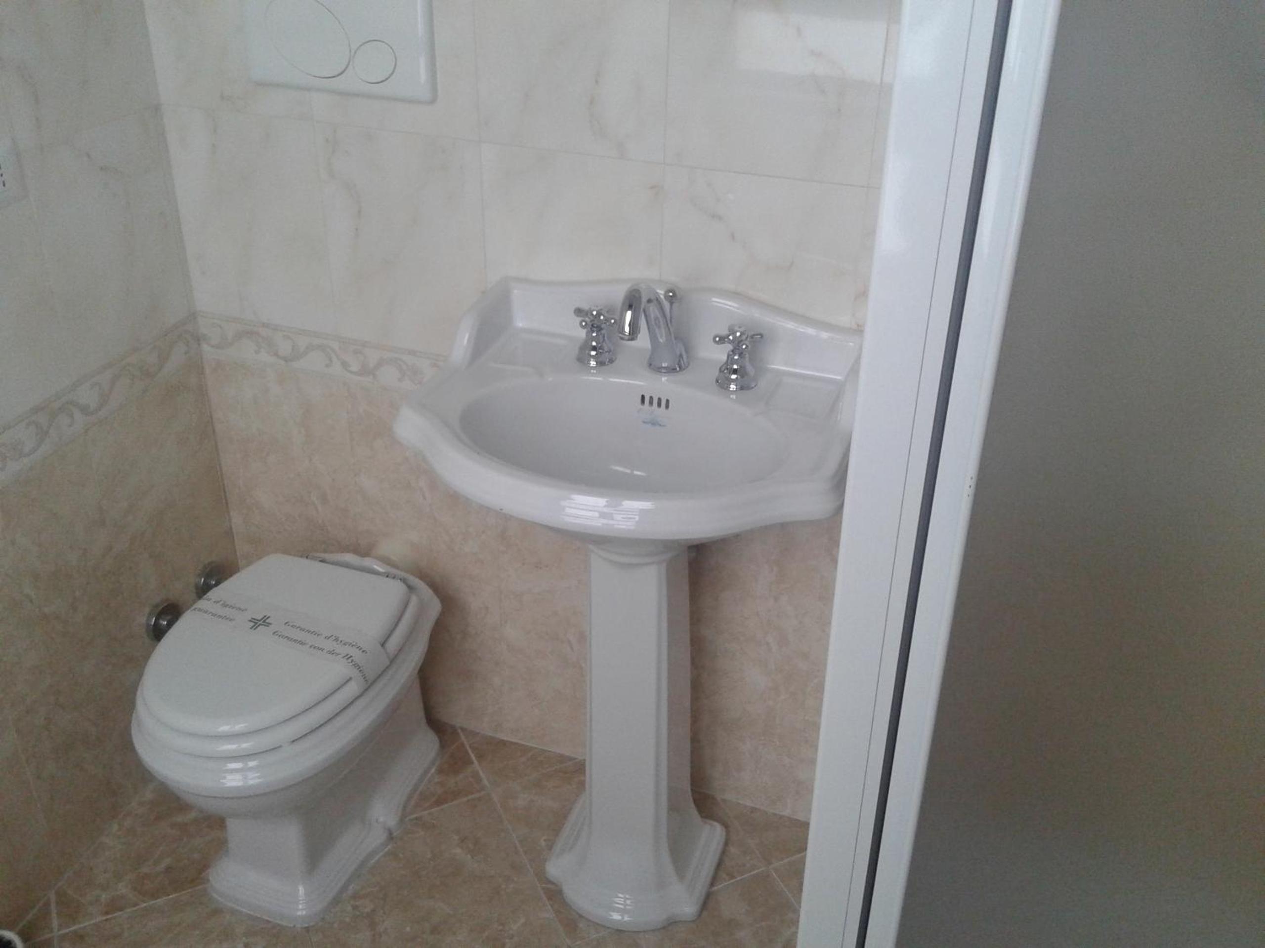 Twin Room - Photo 2