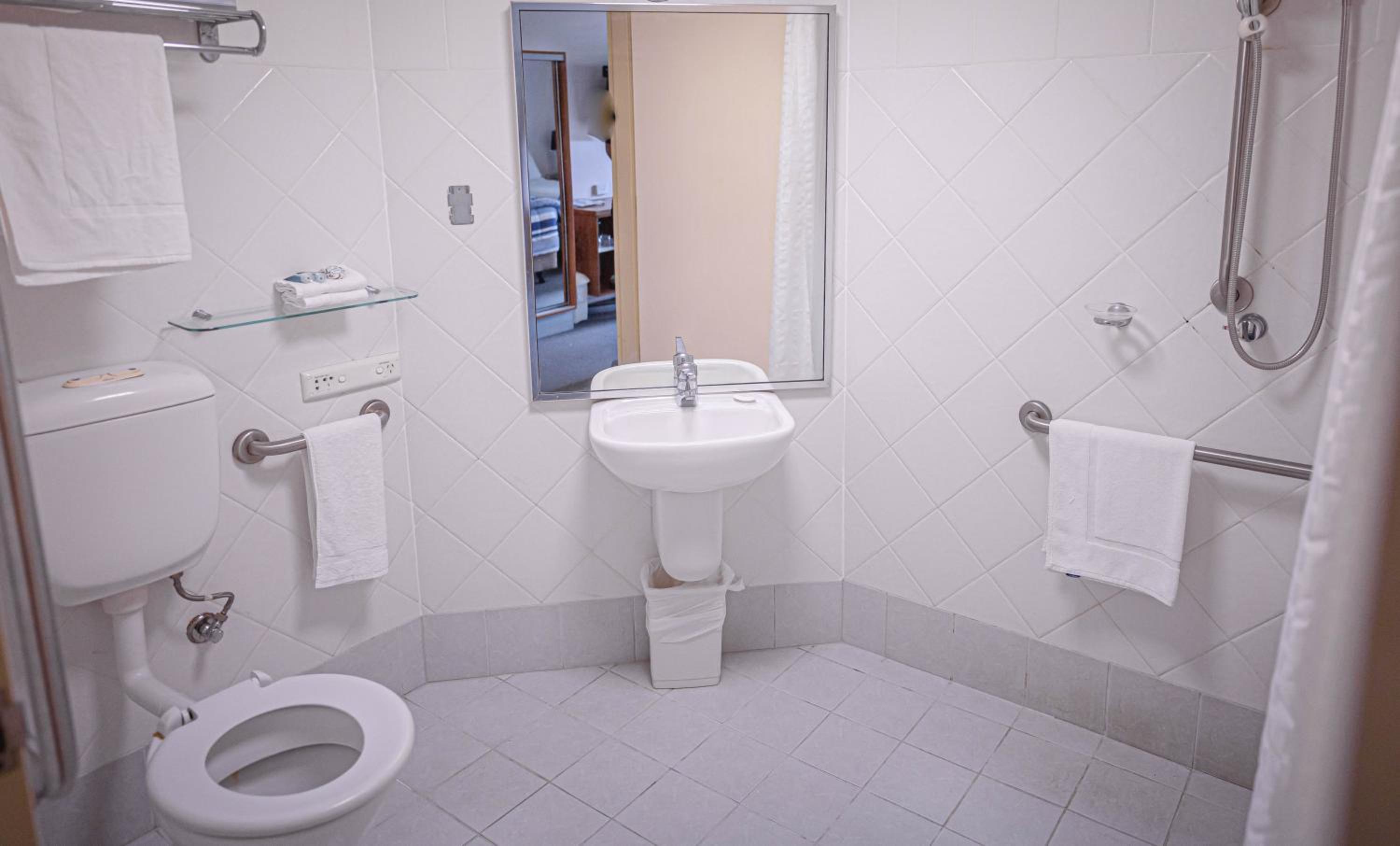 Accessible King Room - Photo 2