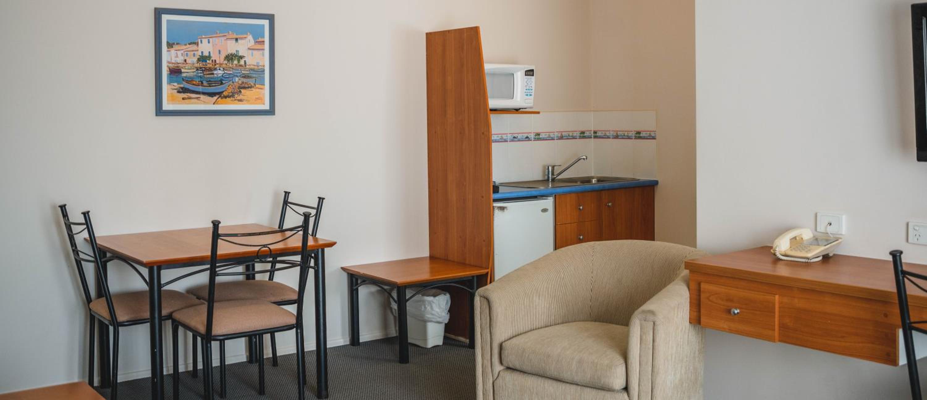 1 Bedroom Studio - Photo 6