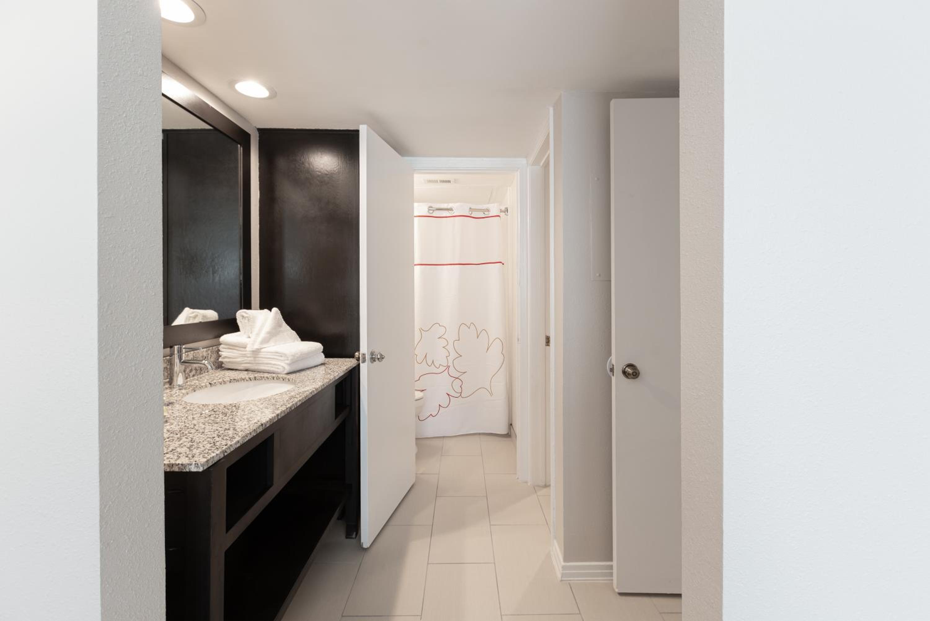 One Bedroom King Suite- Non-Smoking - Photo 3