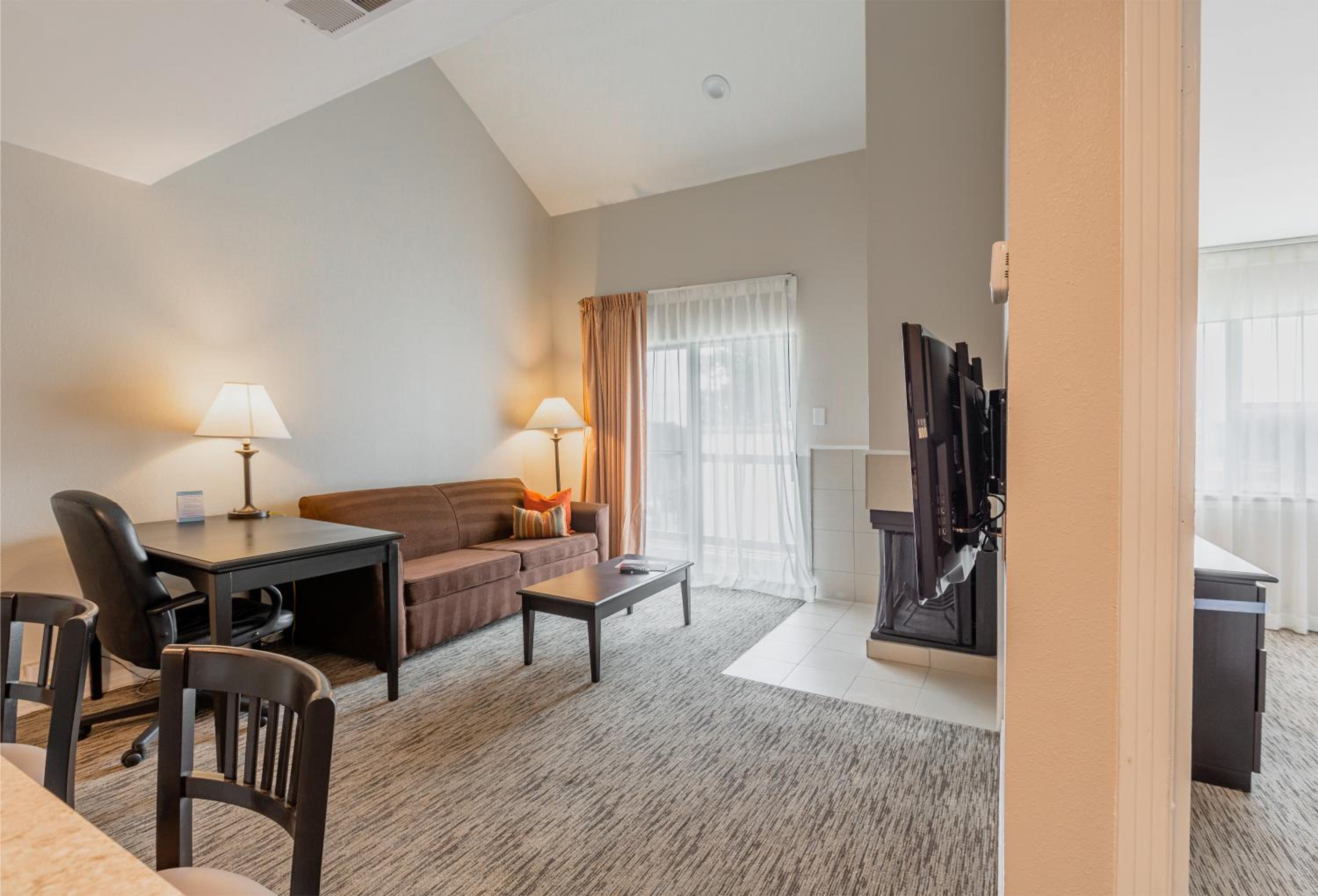 One Bedroom King Suite- Non-Smoking - Photo 4