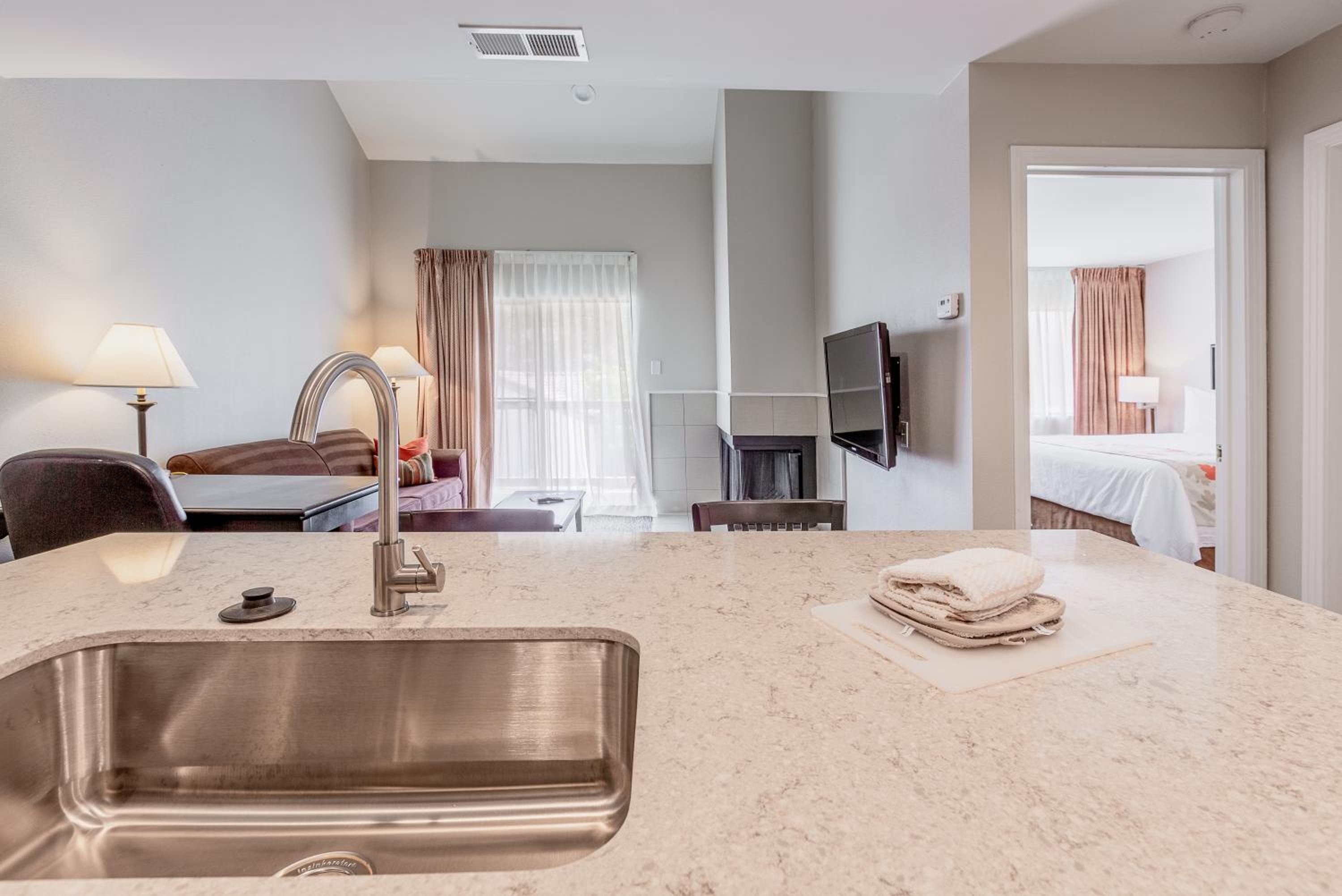 One Bedroom King Suite- Non-Smoking - Photo 6