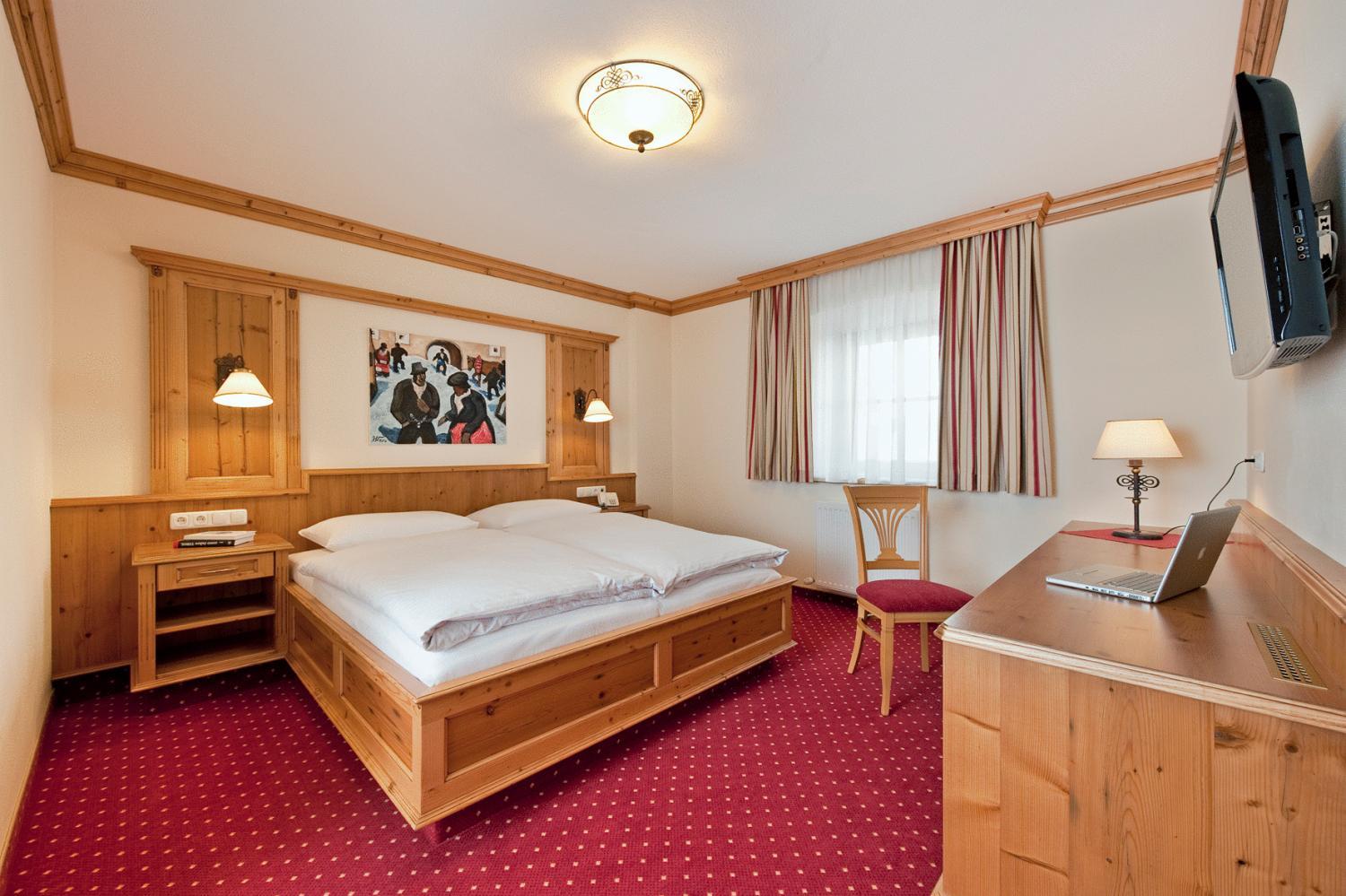 One-Bedroom Suite - Photo 2