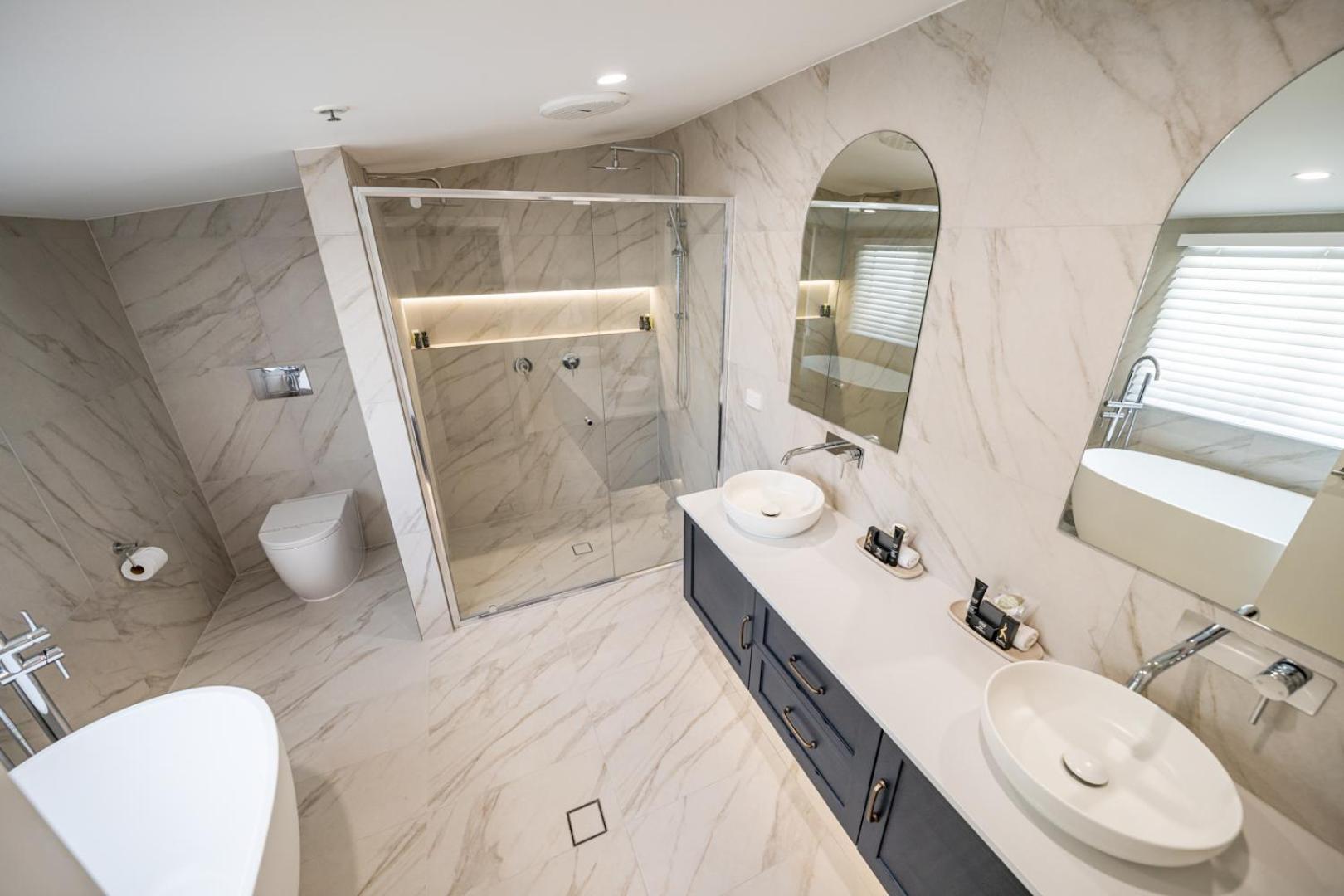 Deluxe Suite with Kitchenette and Ocean View - Photo 3