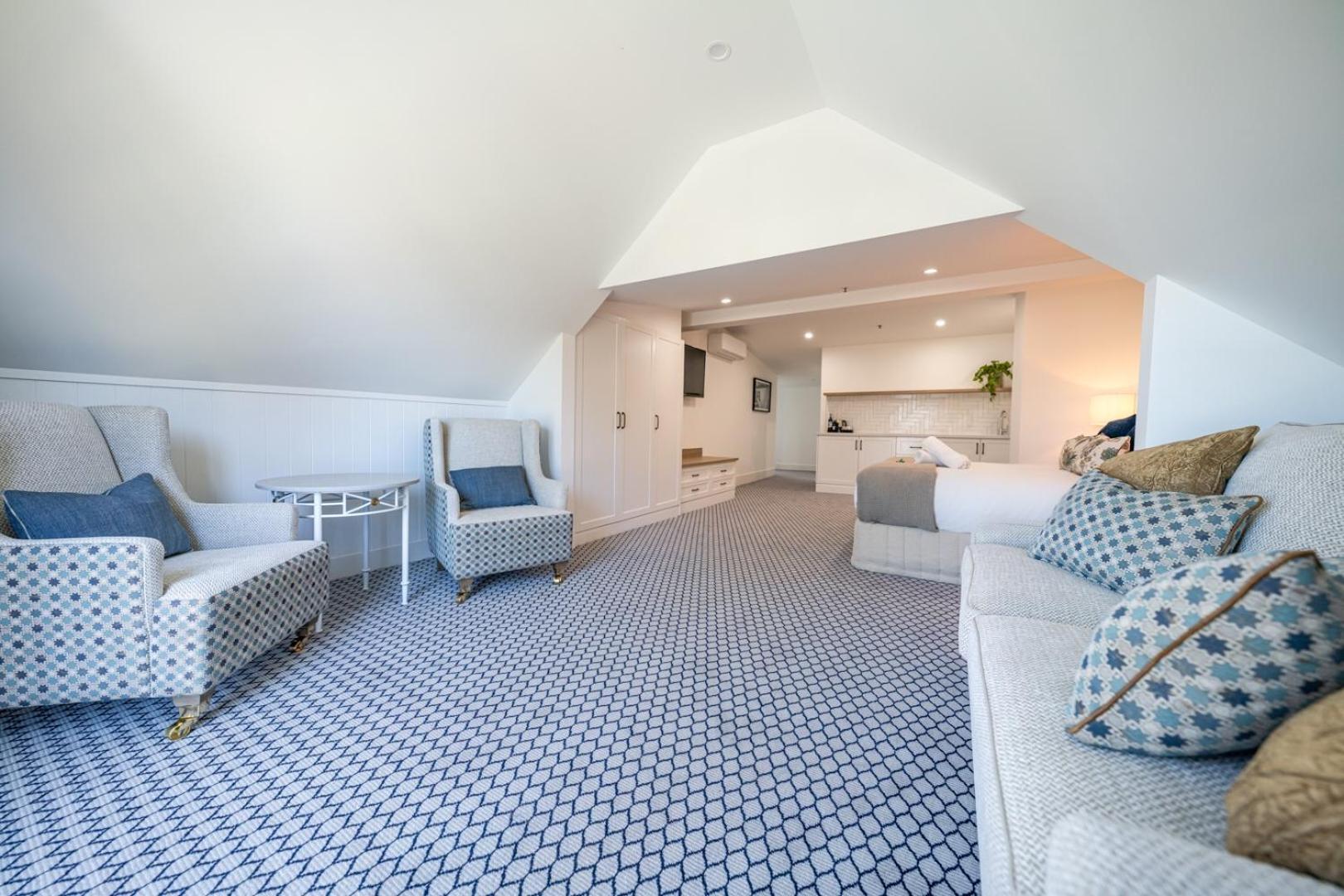 Deluxe Suite with Kitchenette and Ocean View - Photo 8