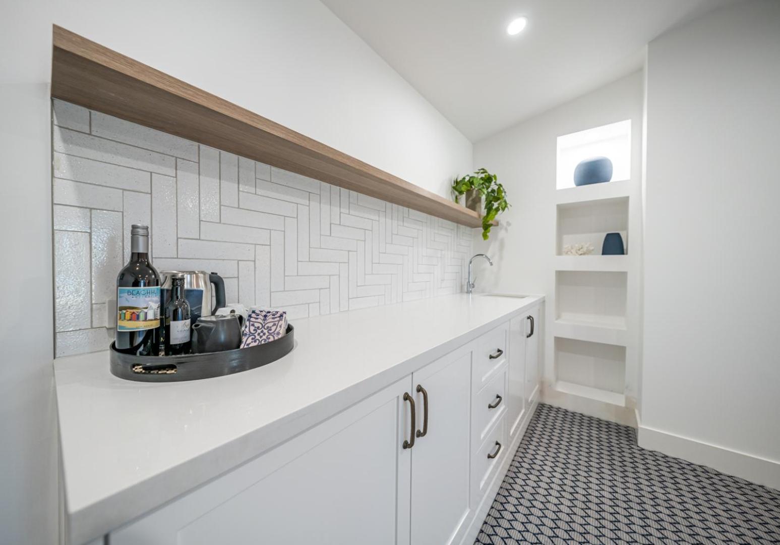 Deluxe Suite with Kitchenette and Ocean View - Photo 6